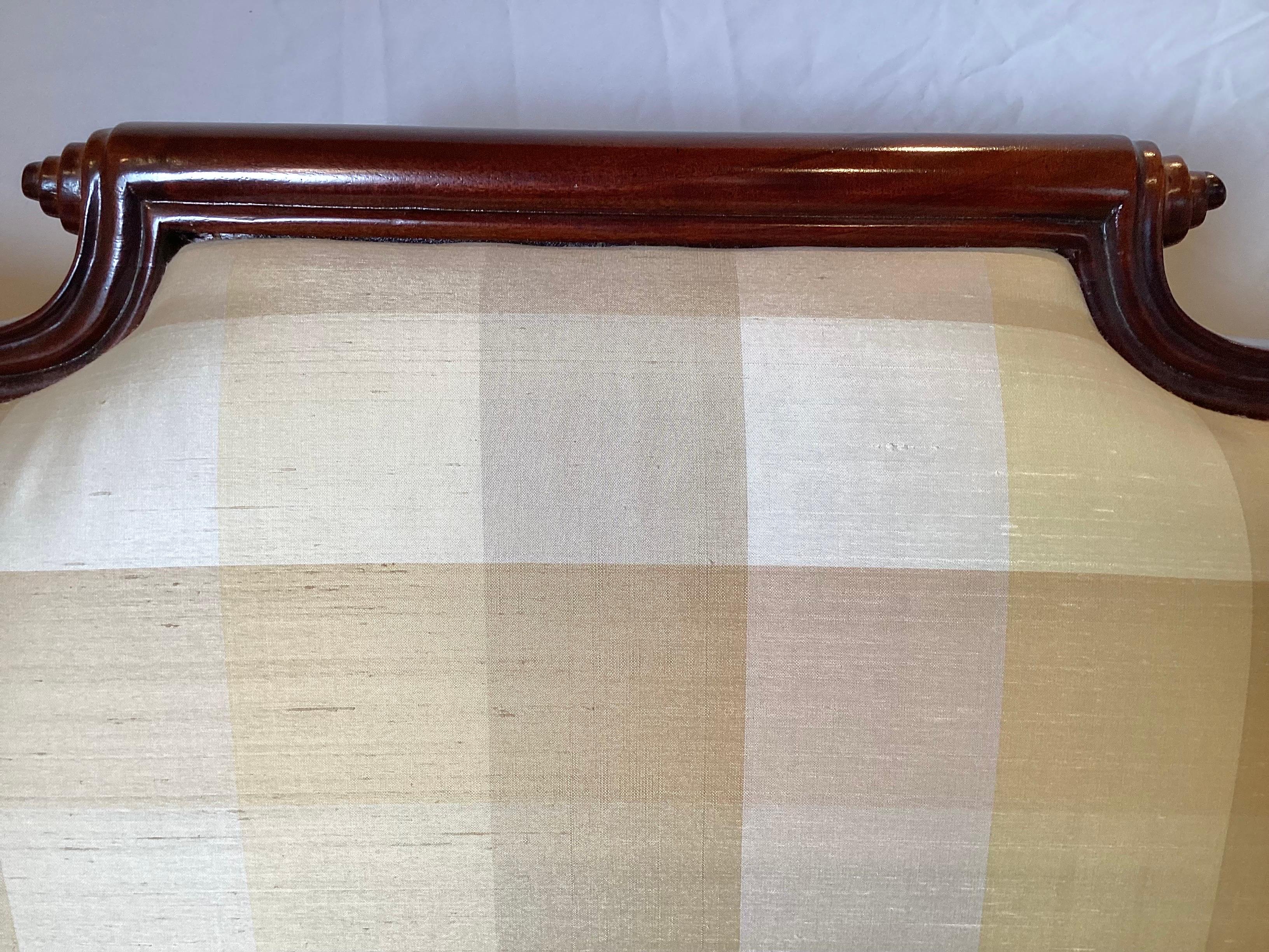 A Georgian Style Mahogany Settee by Maitland Smith  In Good Condition For Sale In Lambertville, NJ