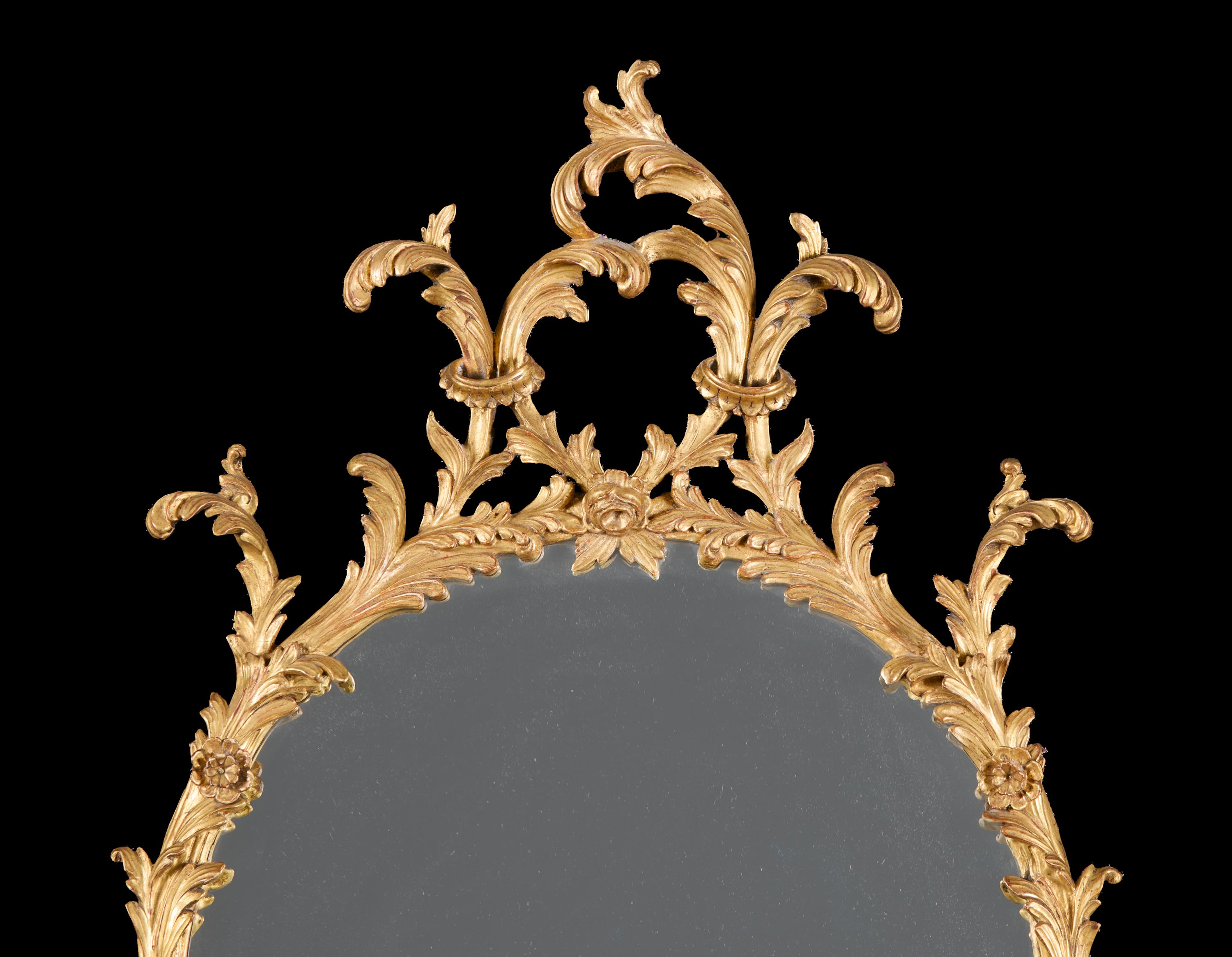Espejo ovalado rococó de madera dorada de estilo georgiano Jorge III en venta