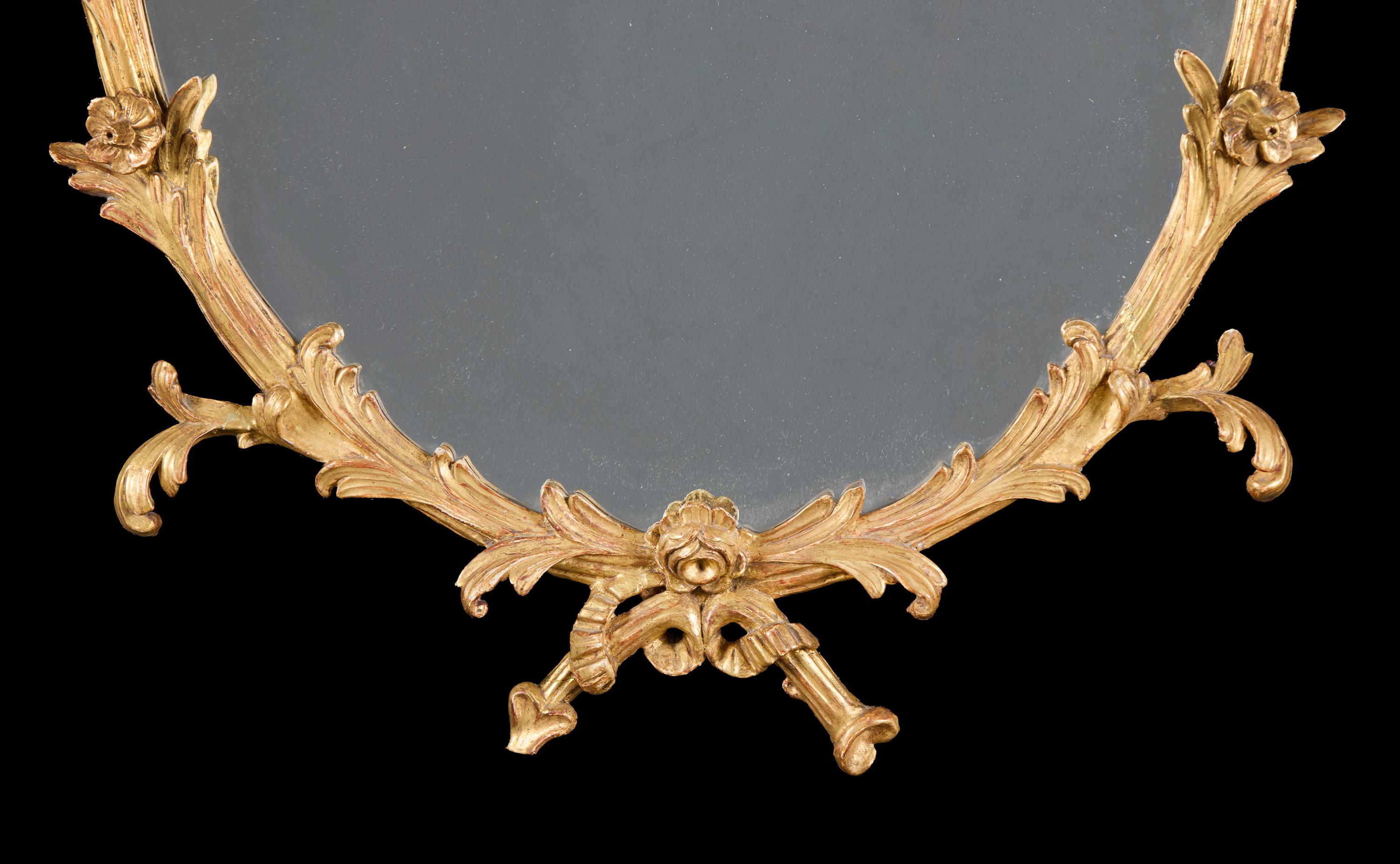 Espejo ovalado rococó de madera dorada de estilo georgiano Inglés en venta