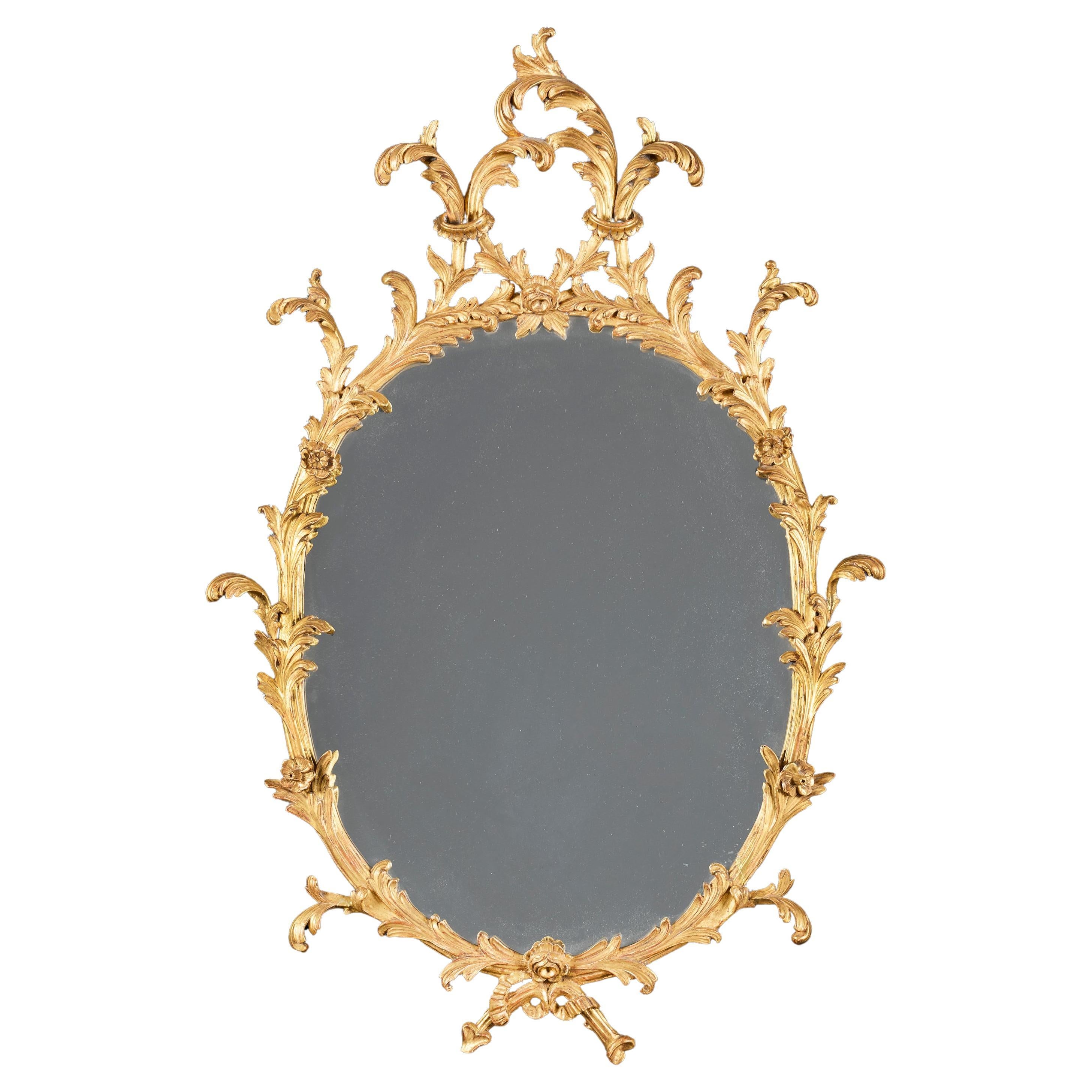 Espejo ovalado rococó de madera dorada de estilo georgiano en venta