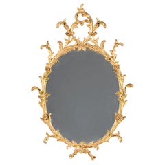 Espejo ovalado rococó de madera dorada de estilo georgiano