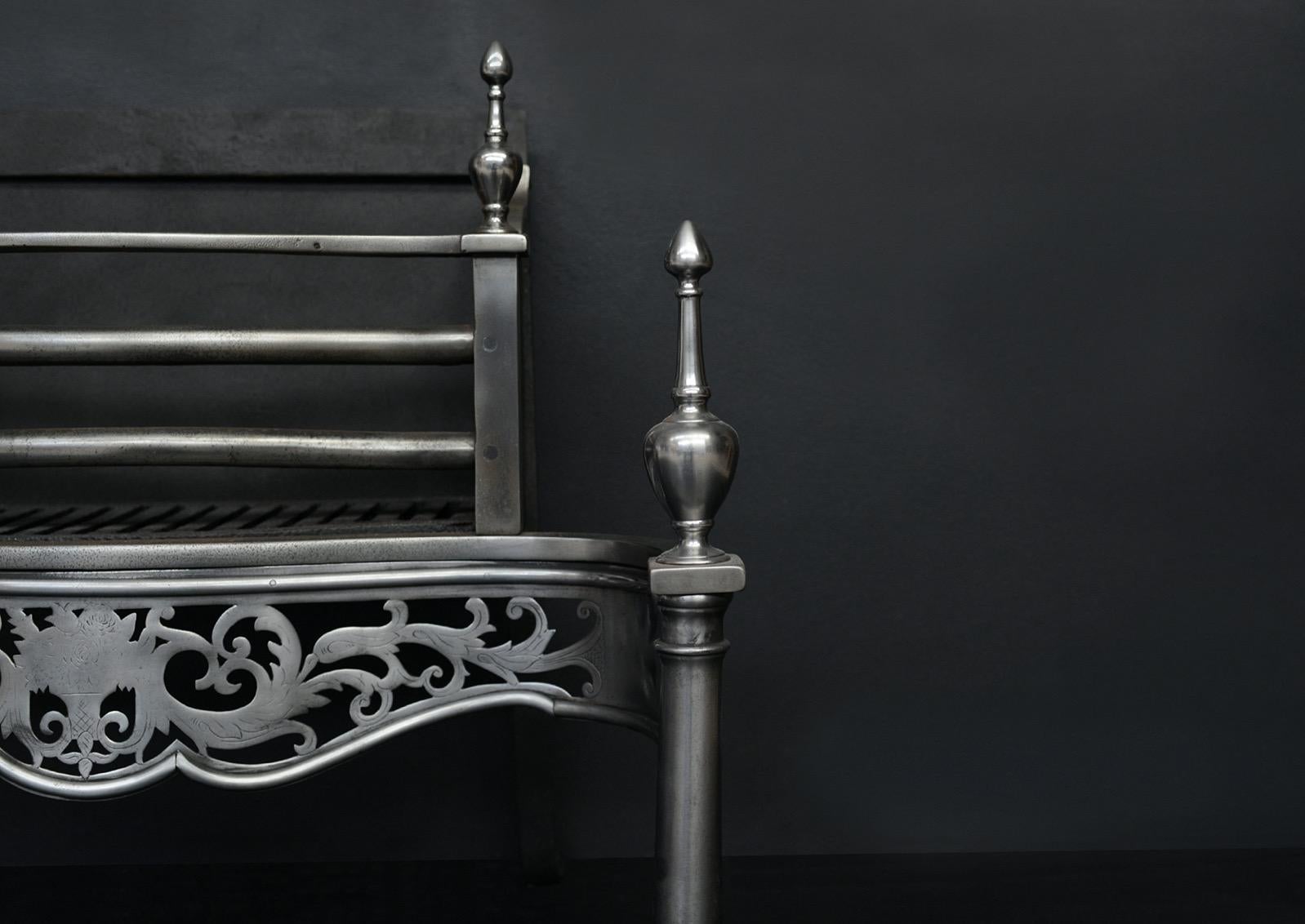 Una griglia tagliafuoco in acciaio lucido in stile georgiano. Il tasto decorativo è sormontato da barre anteriori arcuate. Le gambe sono dotate di eleganti terminali a urna. Inglese, XIX secolo. 

Larghezza anteriore:	727 mm      	28 ⅝