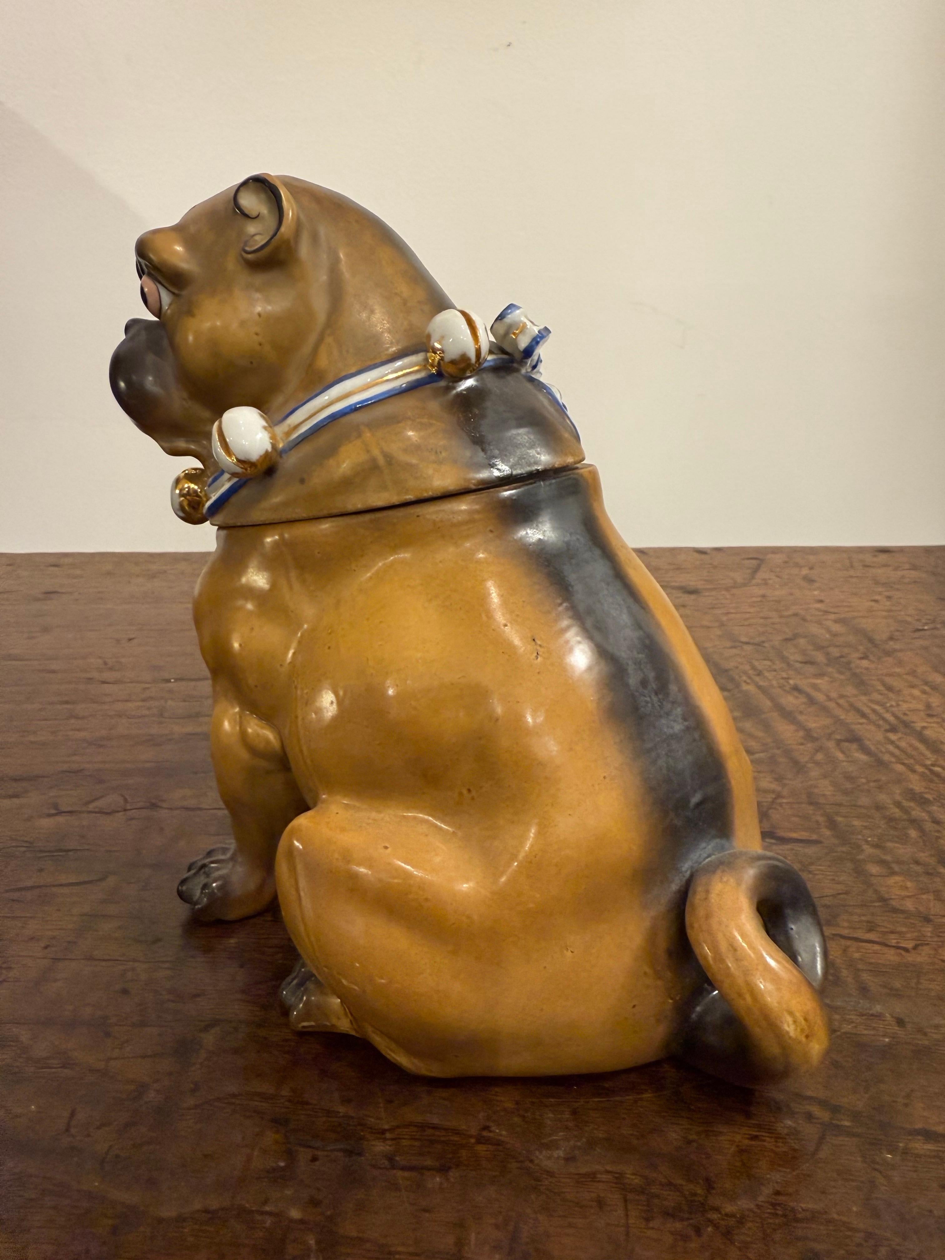 Fatto a mano Vaso e coperchio in porcellana tedesca a forma di carlino di Conta e Boehme, CIRCA 1900 in vendita