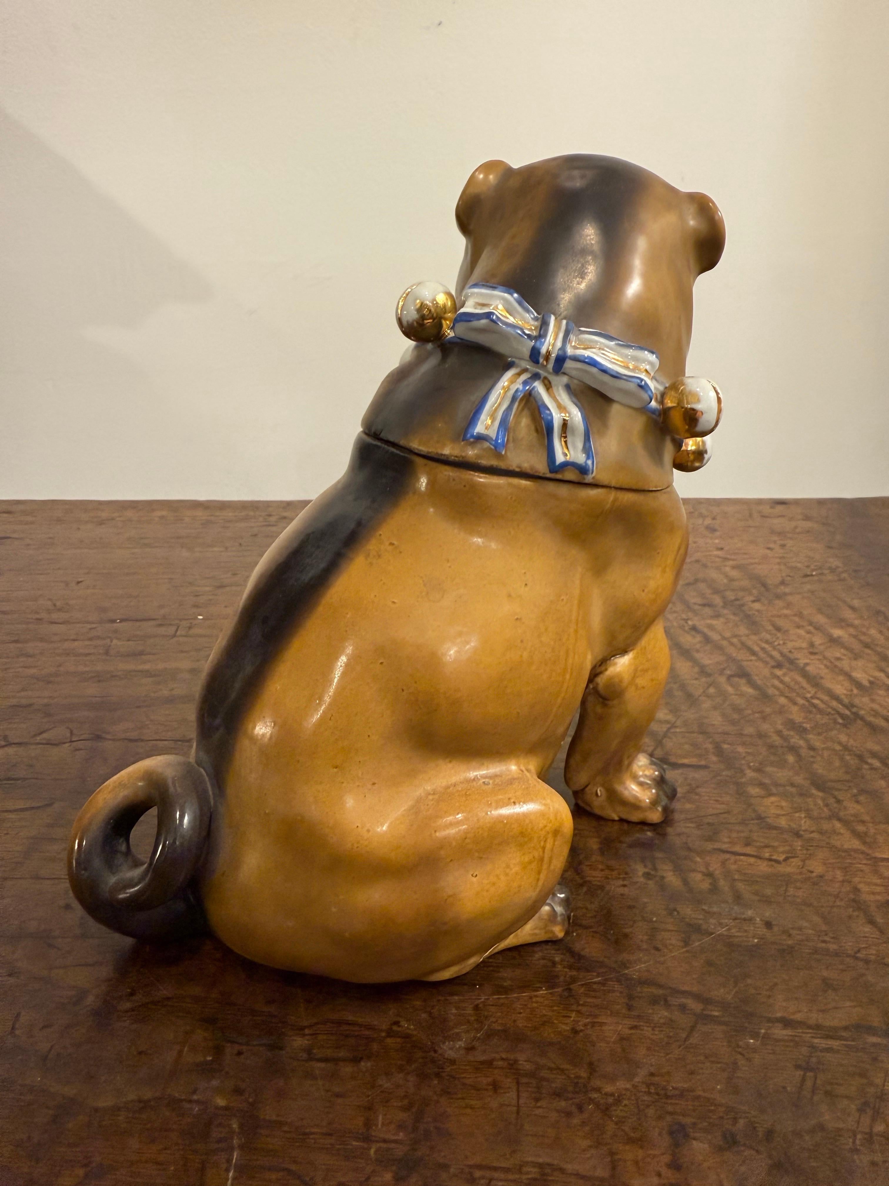 XX secolo Vaso e coperchio in porcellana tedesca a forma di carlino di Conta e Boehme, CIRCA 1900 in vendita