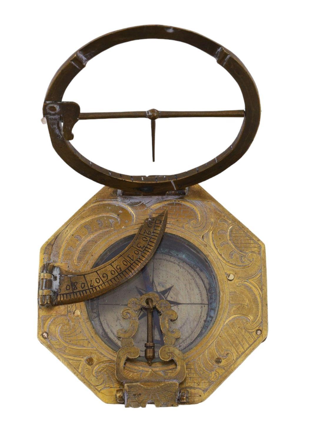 Boussole et cadran solaire allemands du XVIIIe siècle, accompagnés de leur boîte d'origine. L'intérieur de la boîte en tissu et en cuir est orné d'un médaillon énumérant diverses villes avec leurs latitudes. La boussole elle-même est composée de