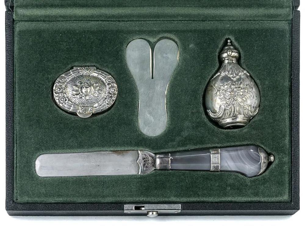 This exceptional late 19th-century German four-piece silver and marble Brit Milah set is a remarkable example of fine craftsmanship and religious tradition, housed in its original fitted green velvet case.

The set includes a double-sided knife,