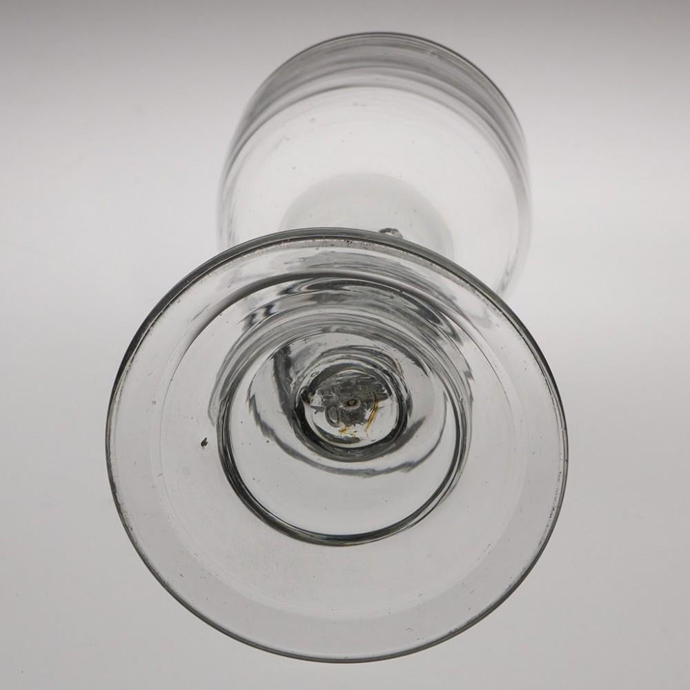 Milieu du XVIIIe siècle Un gobelet en verre allemand vers 1760 en vente