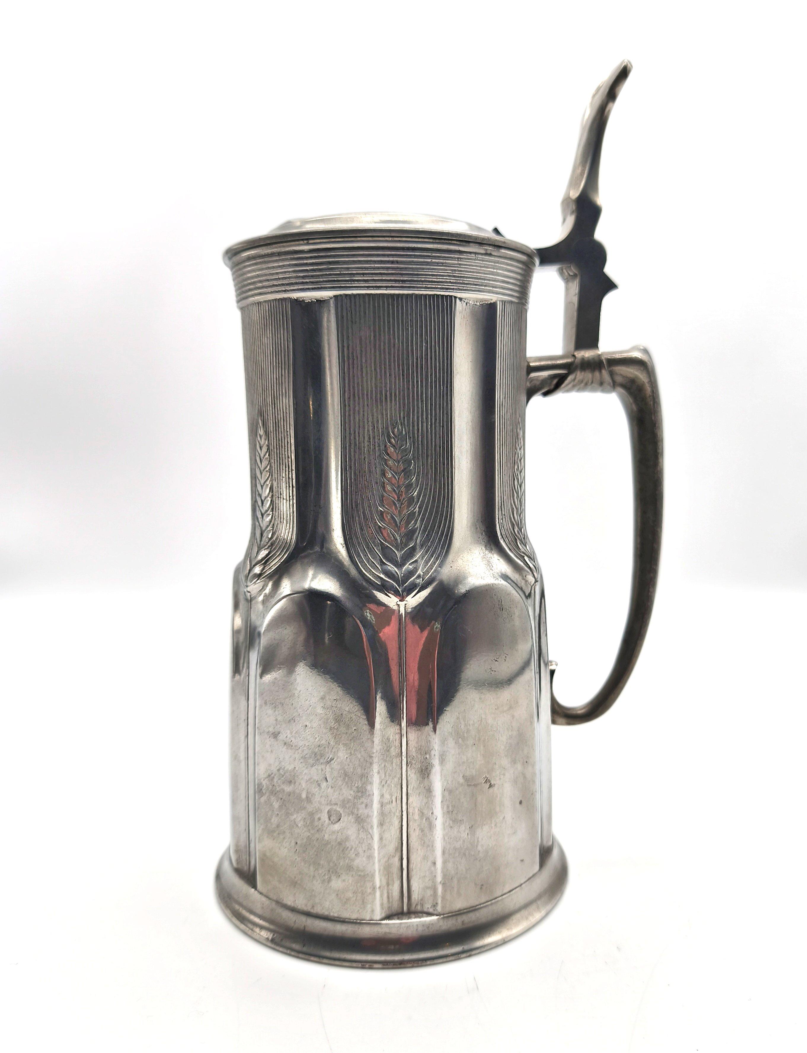 Un boccale di birra - stein - tankard - pitcher in stile Jugendstil tedesco di Reinemann & Lichtinger di Monaco, realizzato nel 1905 circa. 1905. Il boccale in peltro è decorato con spighe di luppolo stilizzate. Sotto la base è presente il timbro