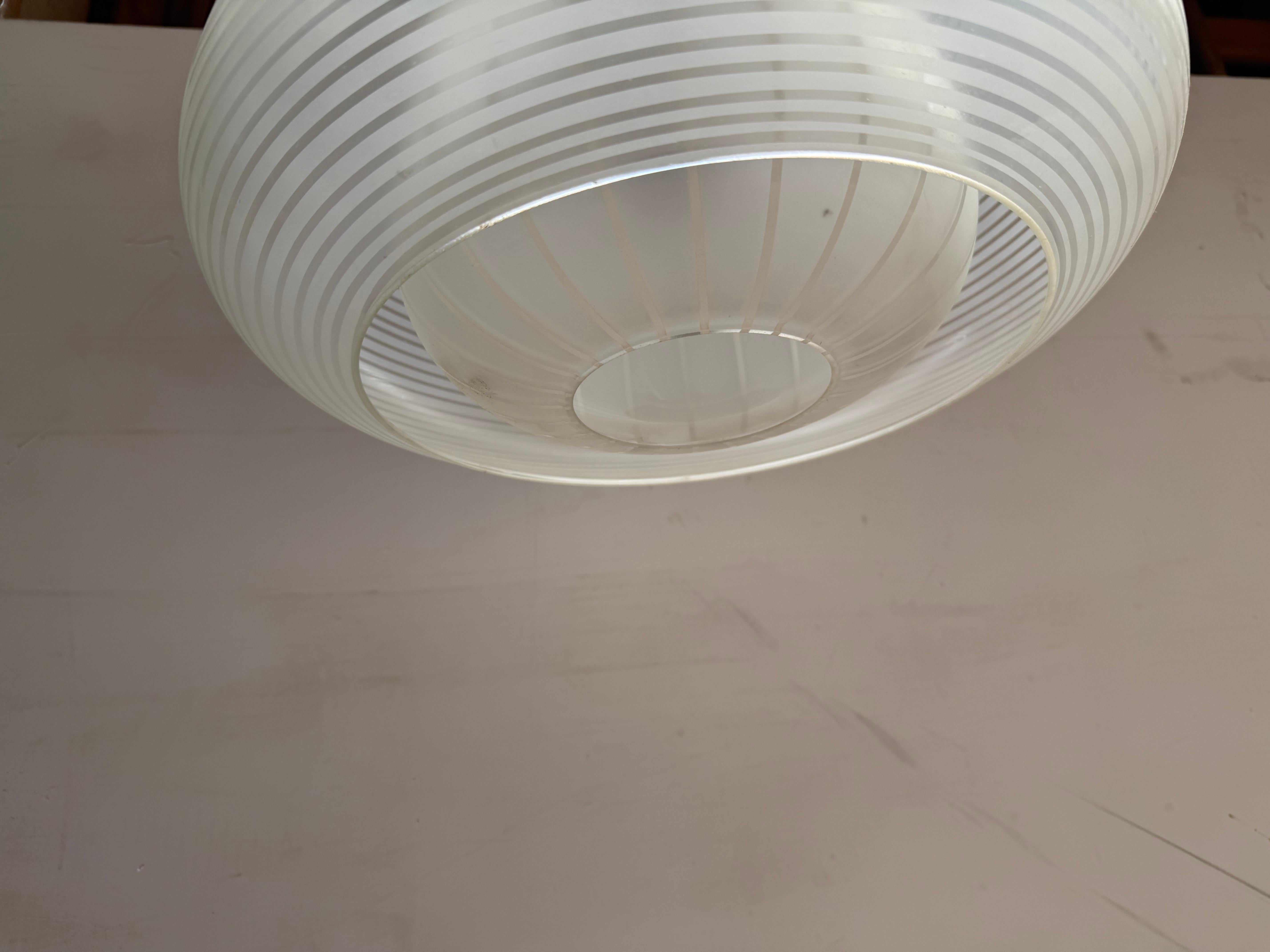 Mid-Century moderno A German Mid-Century Munich Glass Hanging Lamp by Wilhelm Wagenfeld, 1950´s in vendita