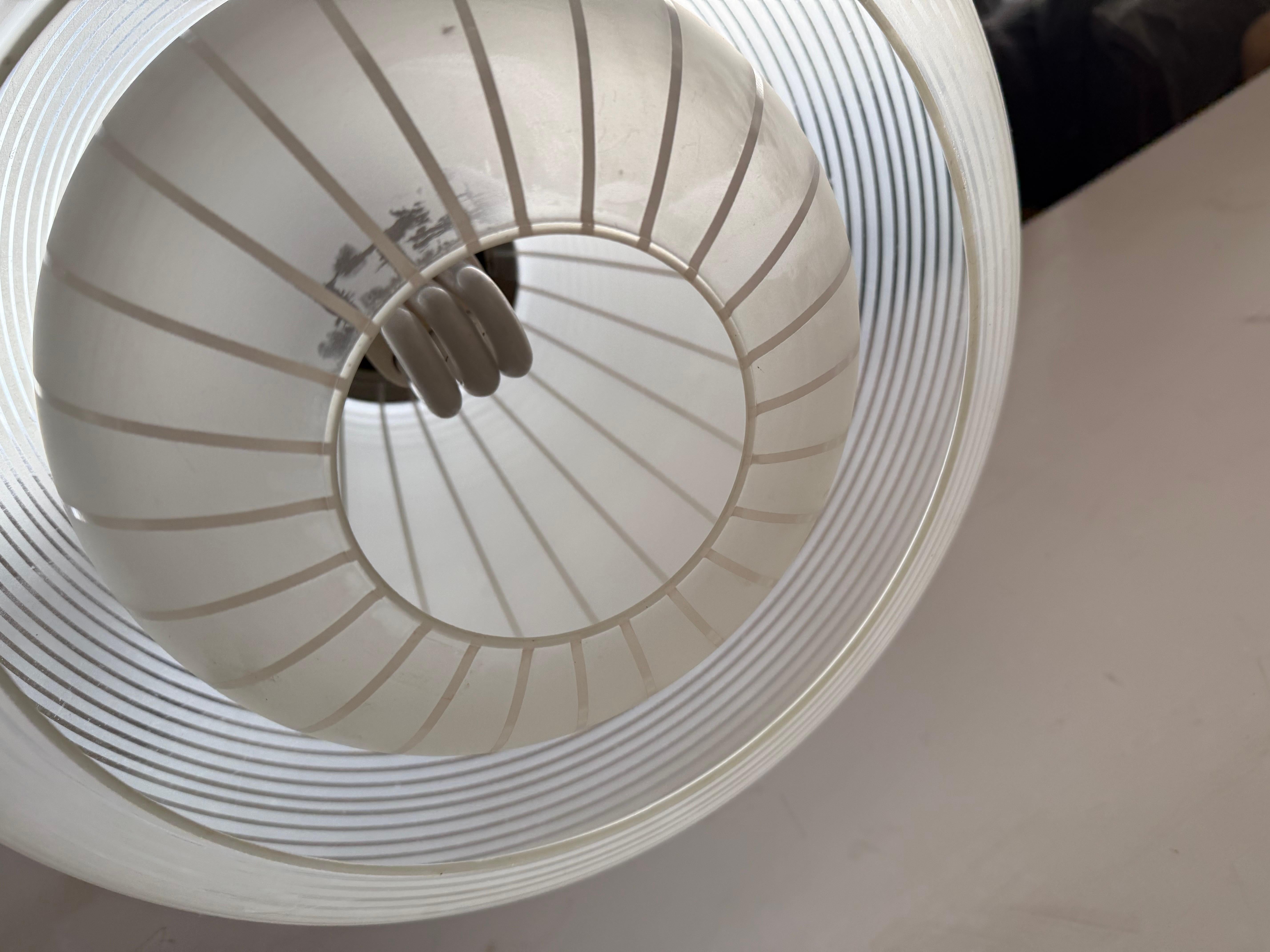 A German Mid-Century Munich Glass Hanging Lamp by Wilhelm Wagenfeld, 1950´s In condizioni buone in vendita a Copenhagen, DK