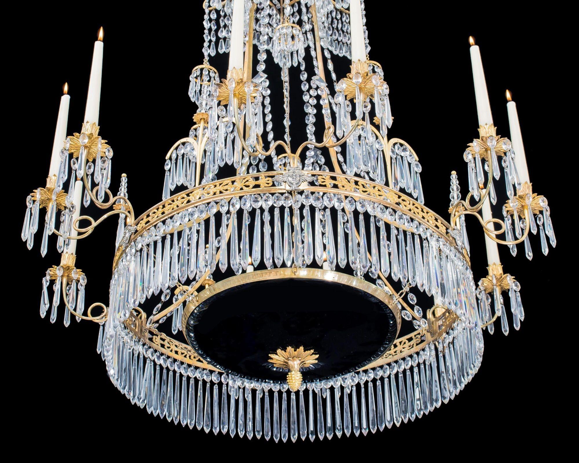 Allemand Lustre néoclassique allemand à douze lumières en argent et bronze doré et cristal  en vente