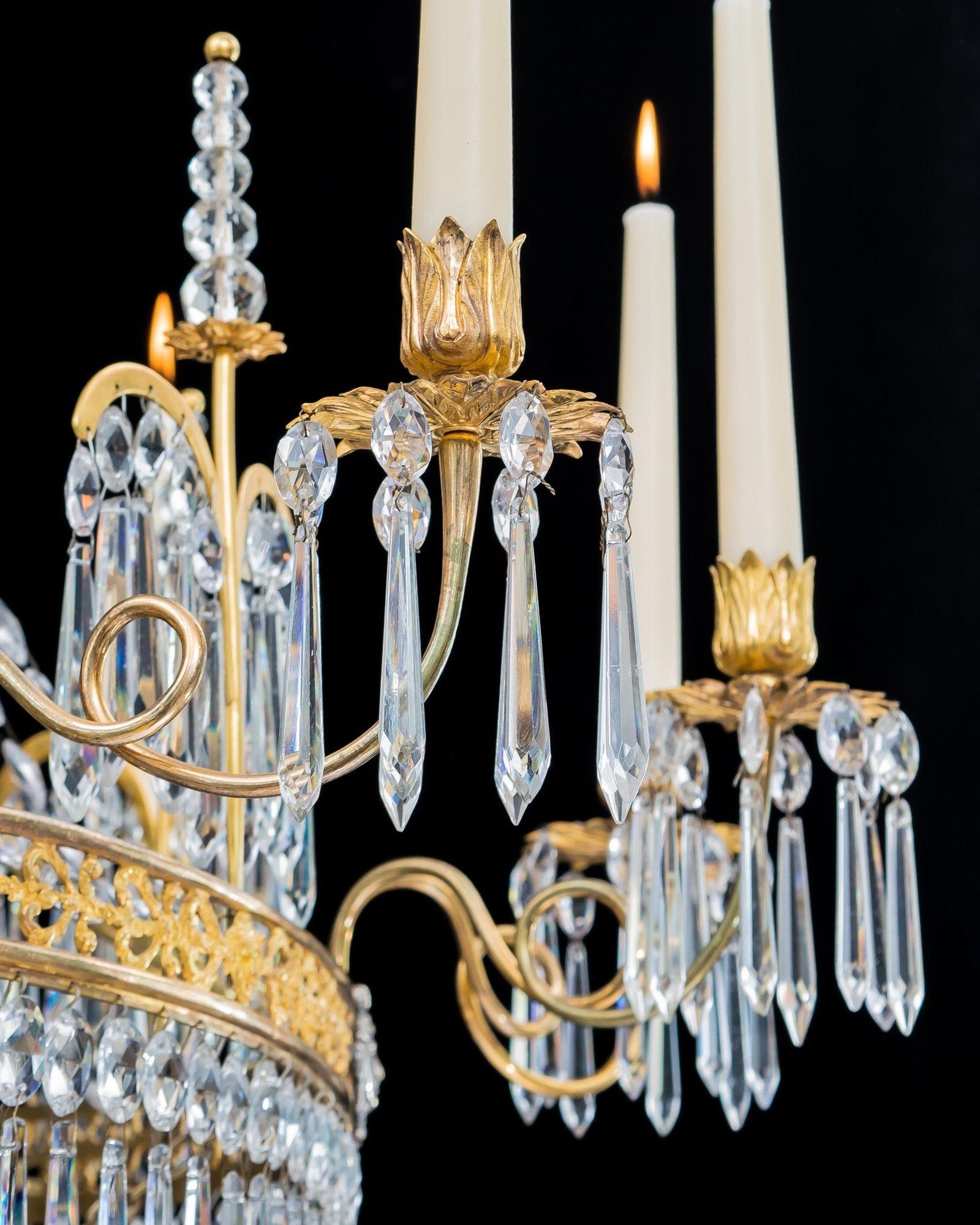 Verre Lustre néoclassique allemand à douze lumières en argent et bronze doré et cristal  en vente