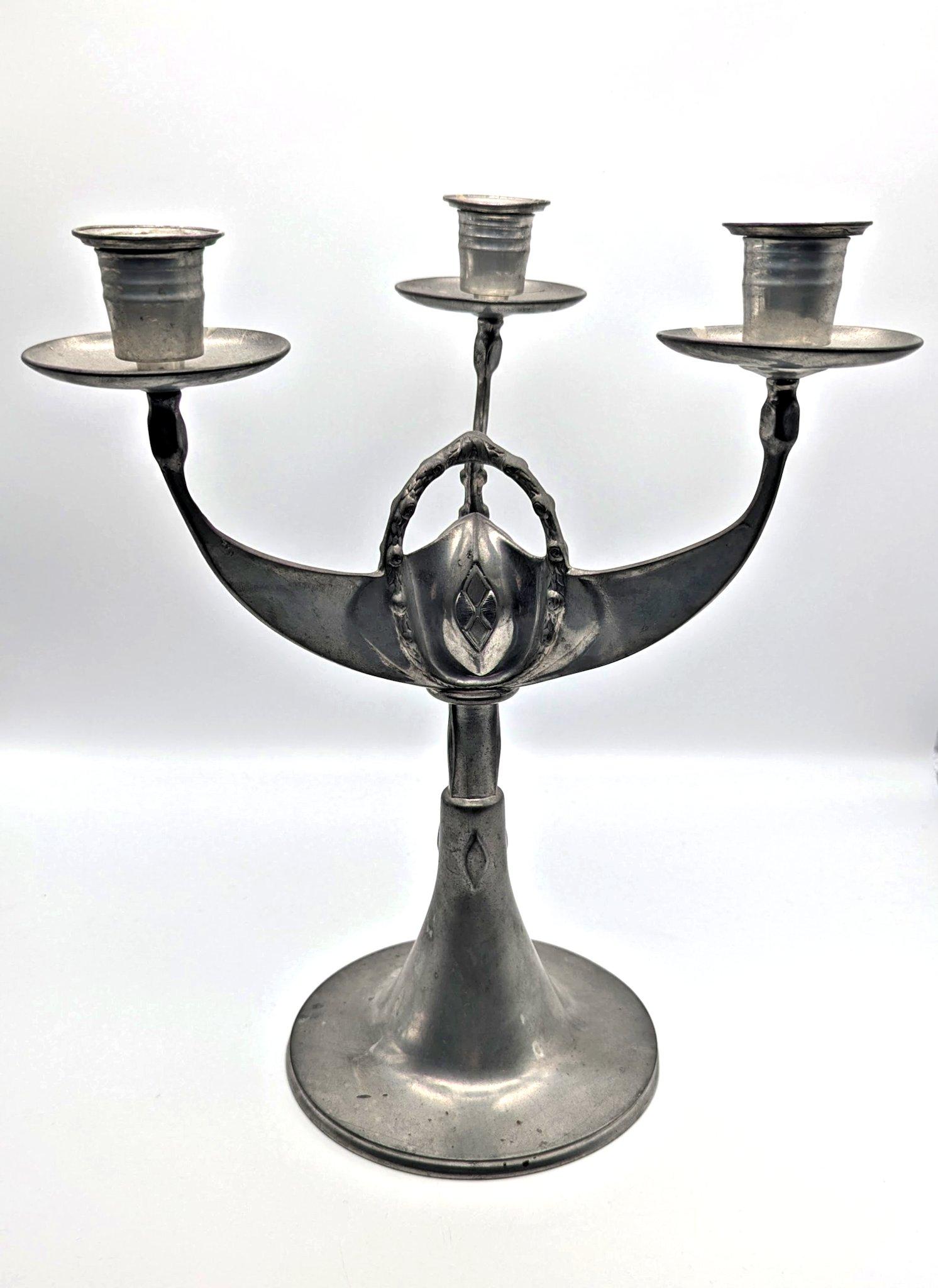 Chandelier Jungendstil en étain allemand à trois branches par Kayserzinn modèle N° 4822, fabriqué par J.P.Kayser Sons à Kefeld, ca 1907
Cf : KAYSERZINN, Engelbert Kayser. Jugendstil-Zinn aus Köln, Gerhard Dietrich, Eckard Wagner, Arnoldsche,