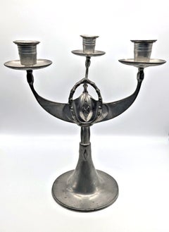 Candelabro in peltro tedesco Kayserzinn Jungendstil con tre rami, 1907 ca.