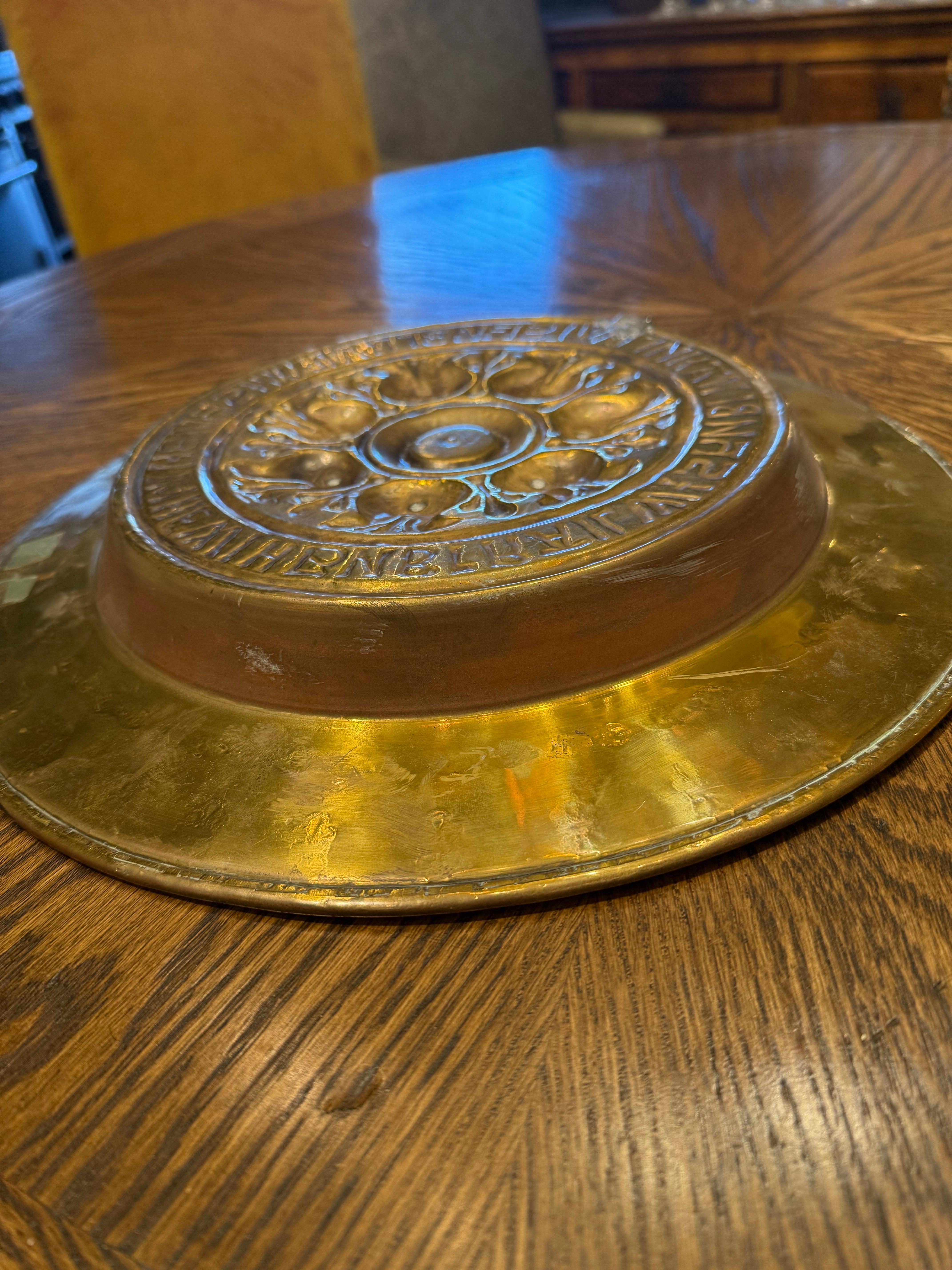 Eine deutsche Almosenschale mit Repousse aus Messing, 17. im Angebot 5