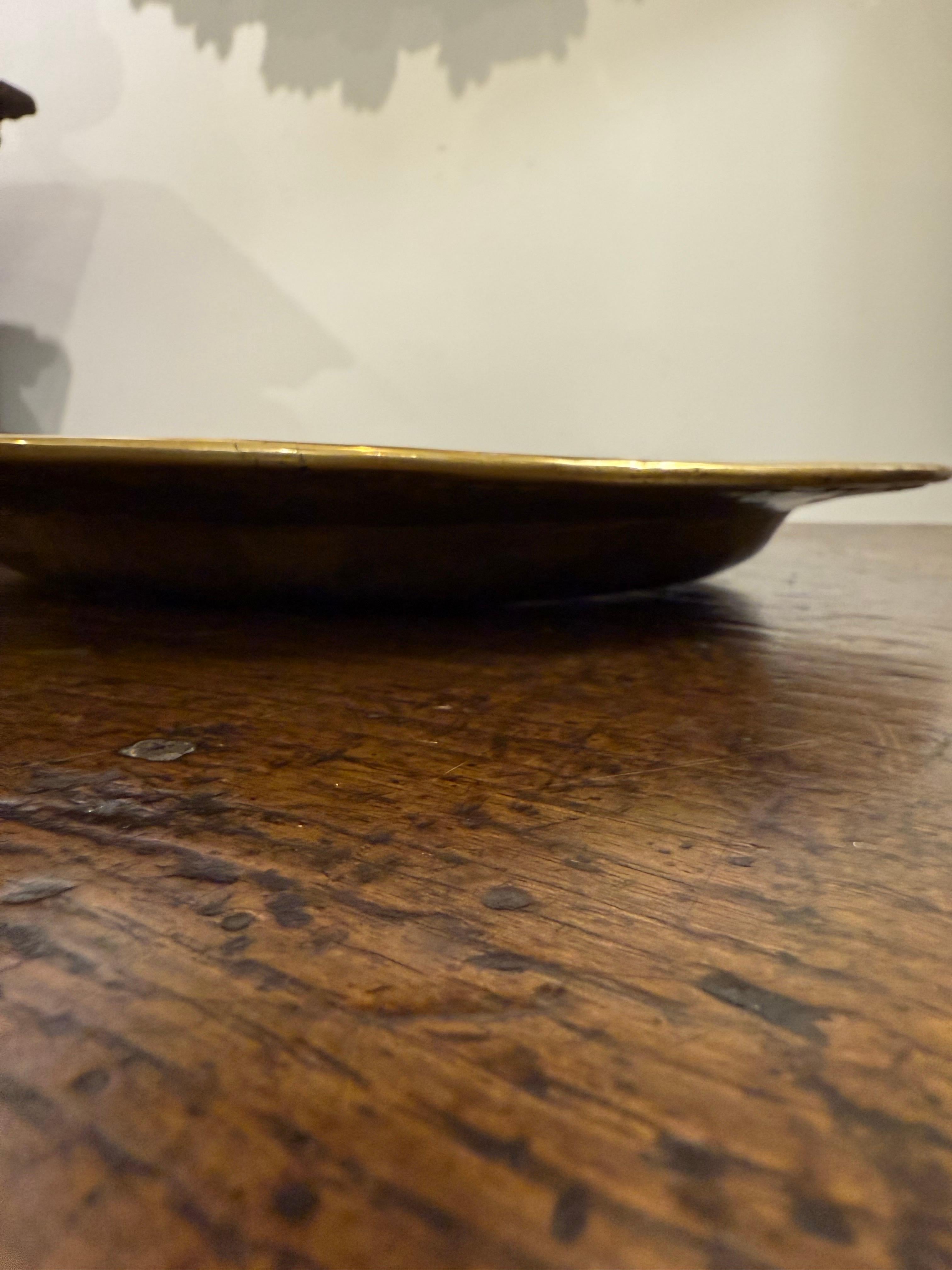 Eine deutsche Almosenschale mit Repousse aus Messing, 17. im Angebot 5
