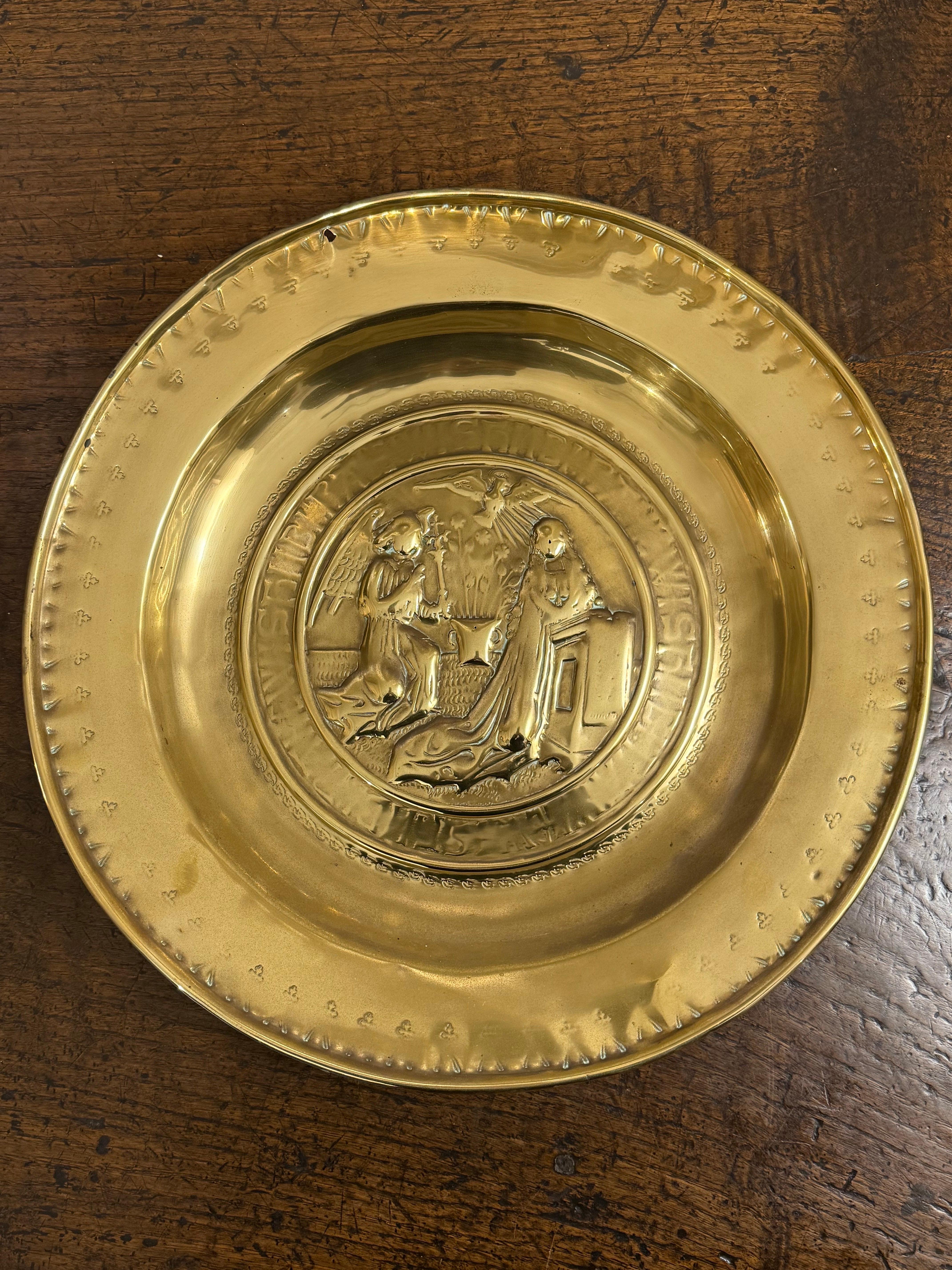 Eine deutsche Almosenschale mit Repousse aus Messing, 17.

Ursprung und Funktion:
Dieses Messinggeschirr wurde hauptsächlich in Nürnberg hergestellt und war ursprünglich ein profanes Besteck, das von den Wohlhabenden zum Essen oder zum Händewaschen