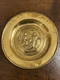 Plato limosnero alemán de latón repujado, siglo XVII