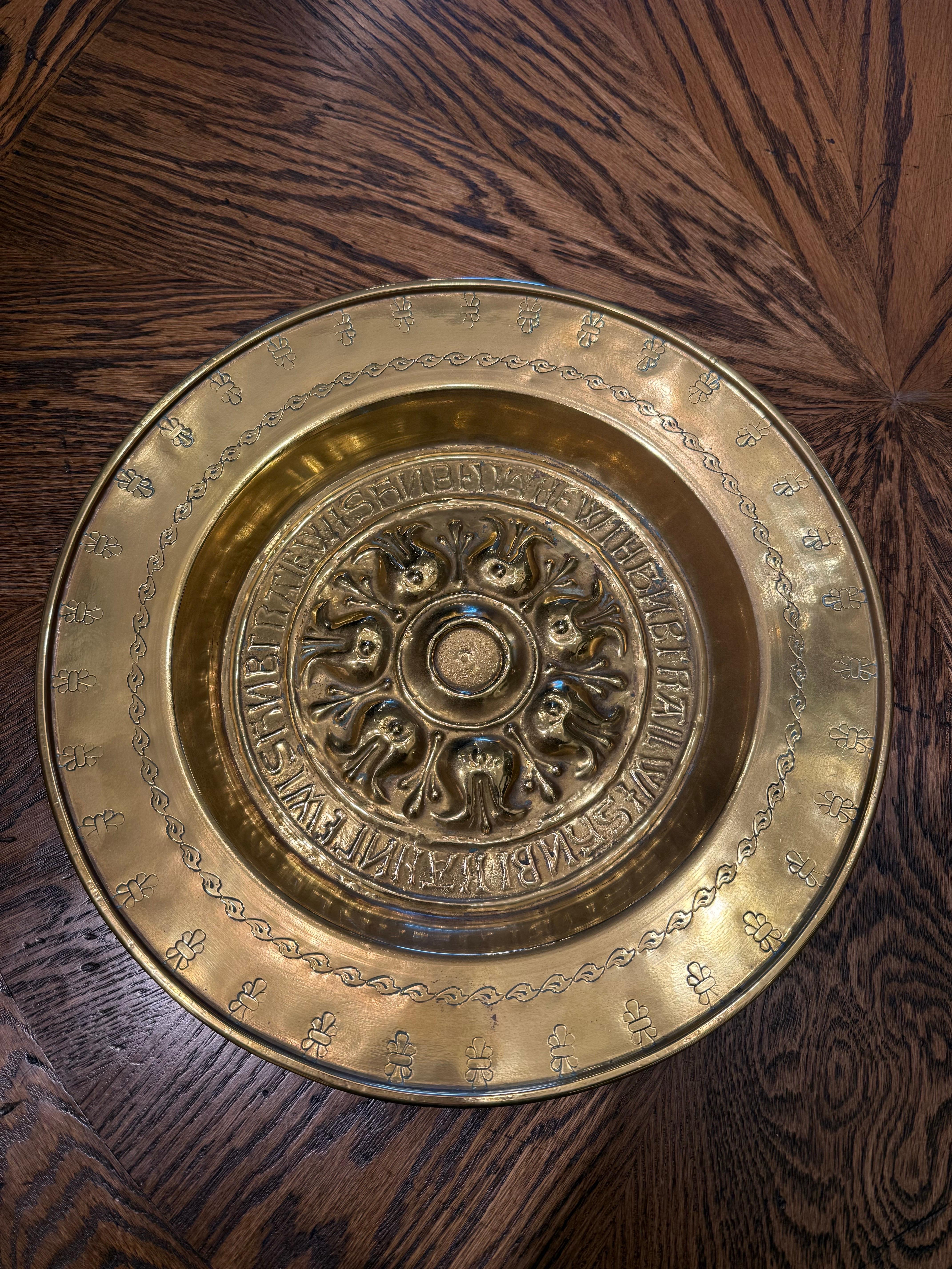 Eine deutsche Almosenschale mit Repousse aus Messing, 17. (Deutsch) im Angebot