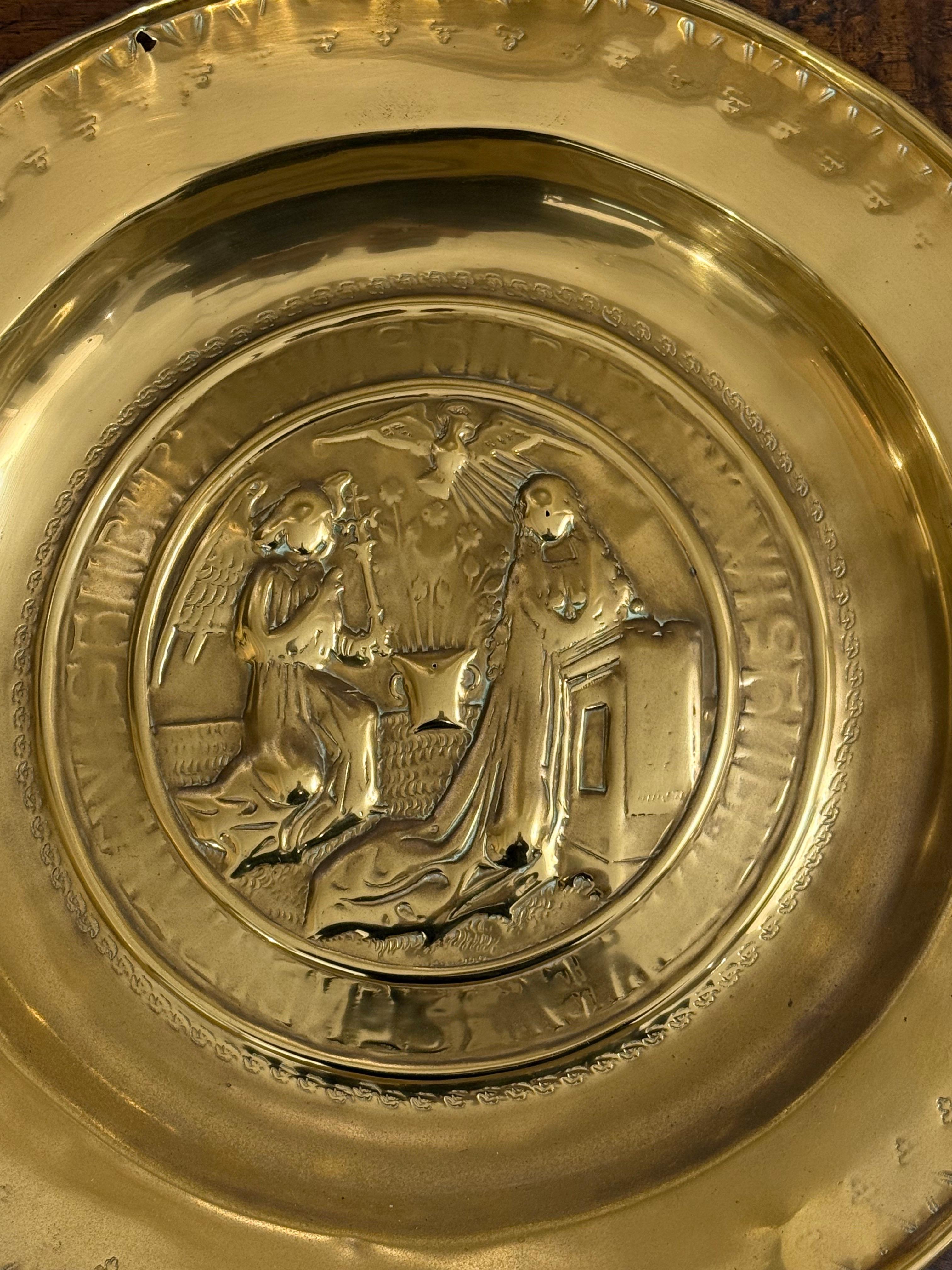 Eine deutsche Almosenschale mit Repousse aus Messing, 17. (Deutsch) im Angebot
