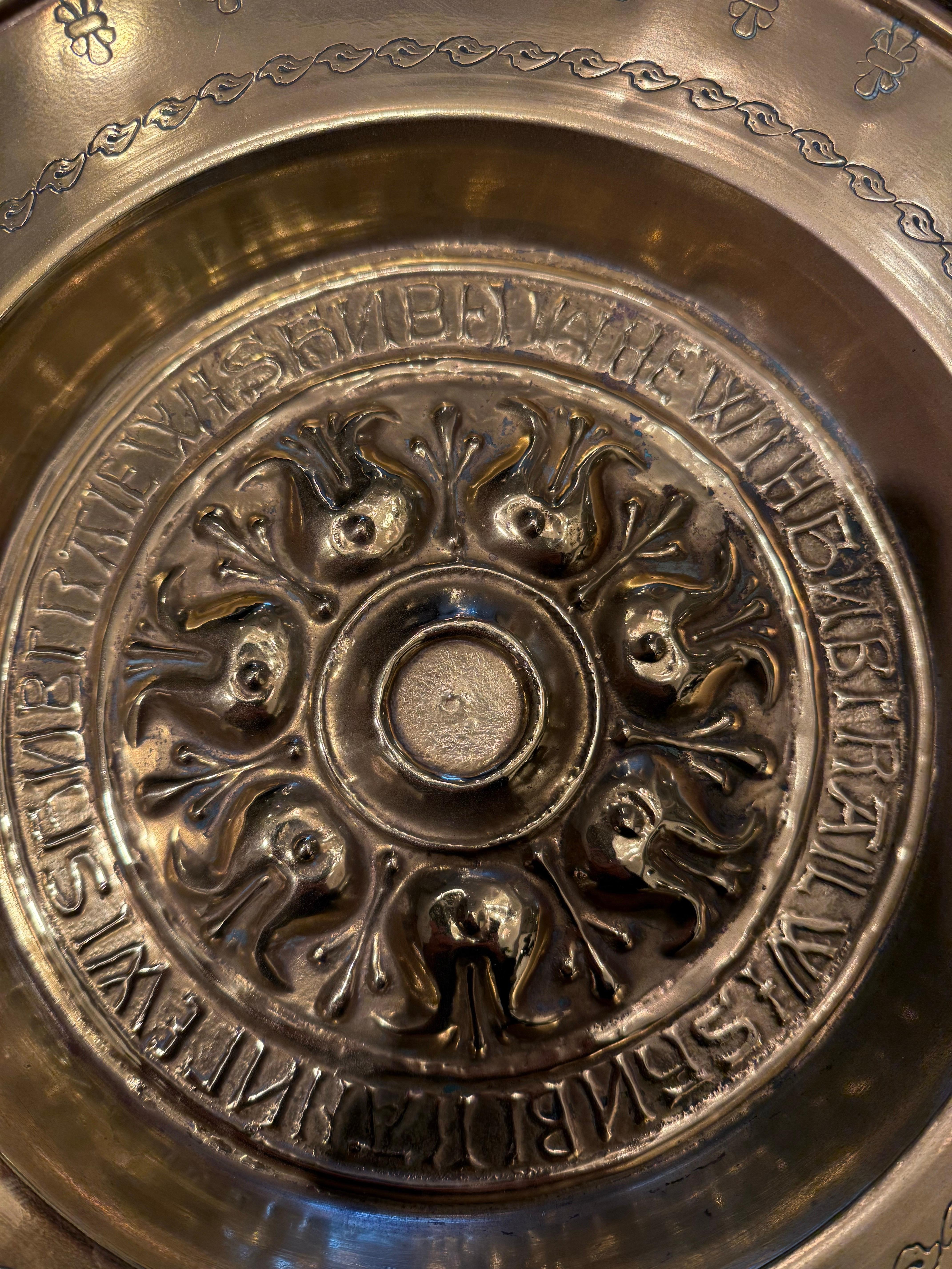 Eine deutsche Almosenschale mit Repousse aus Messing, 17. (Handgefertigt) im Angebot