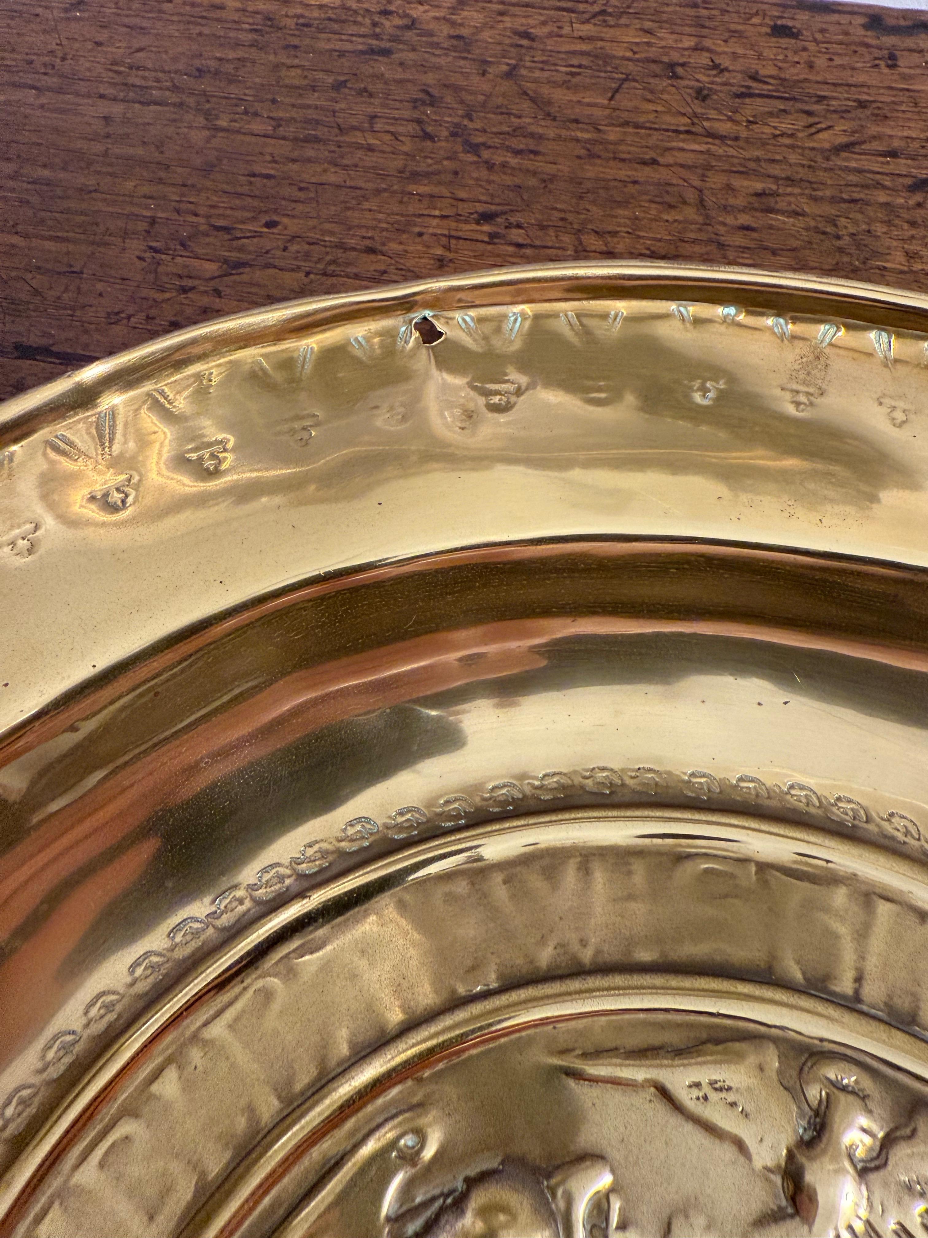 Eine deutsche Almosenschale mit Repousse aus Messing, 17. (Handgefertigt) im Angebot