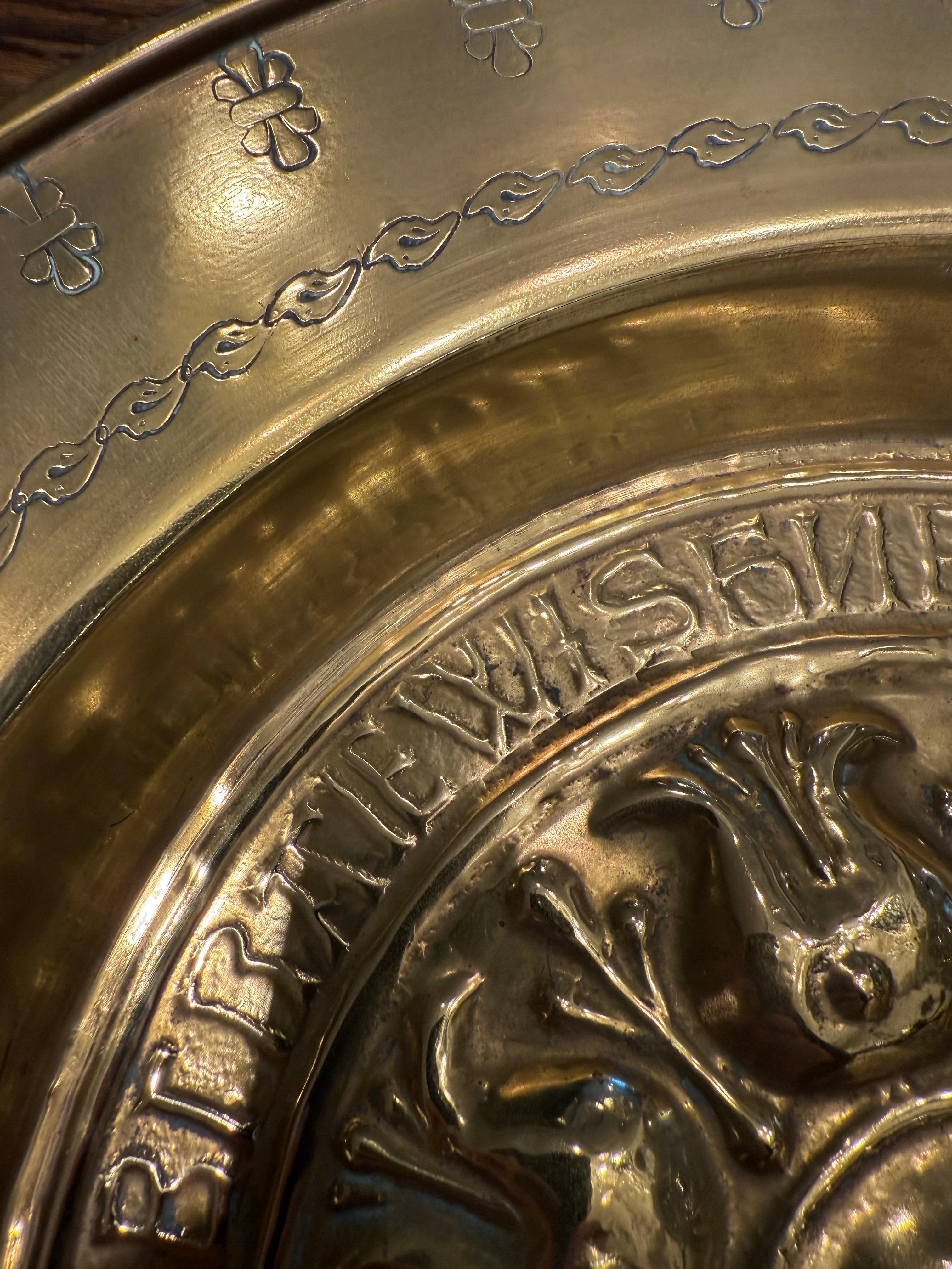 Eine deutsche Almosenschale mit Repousse aus Messing, 17. (18. Jahrhundert und früher) im Angebot