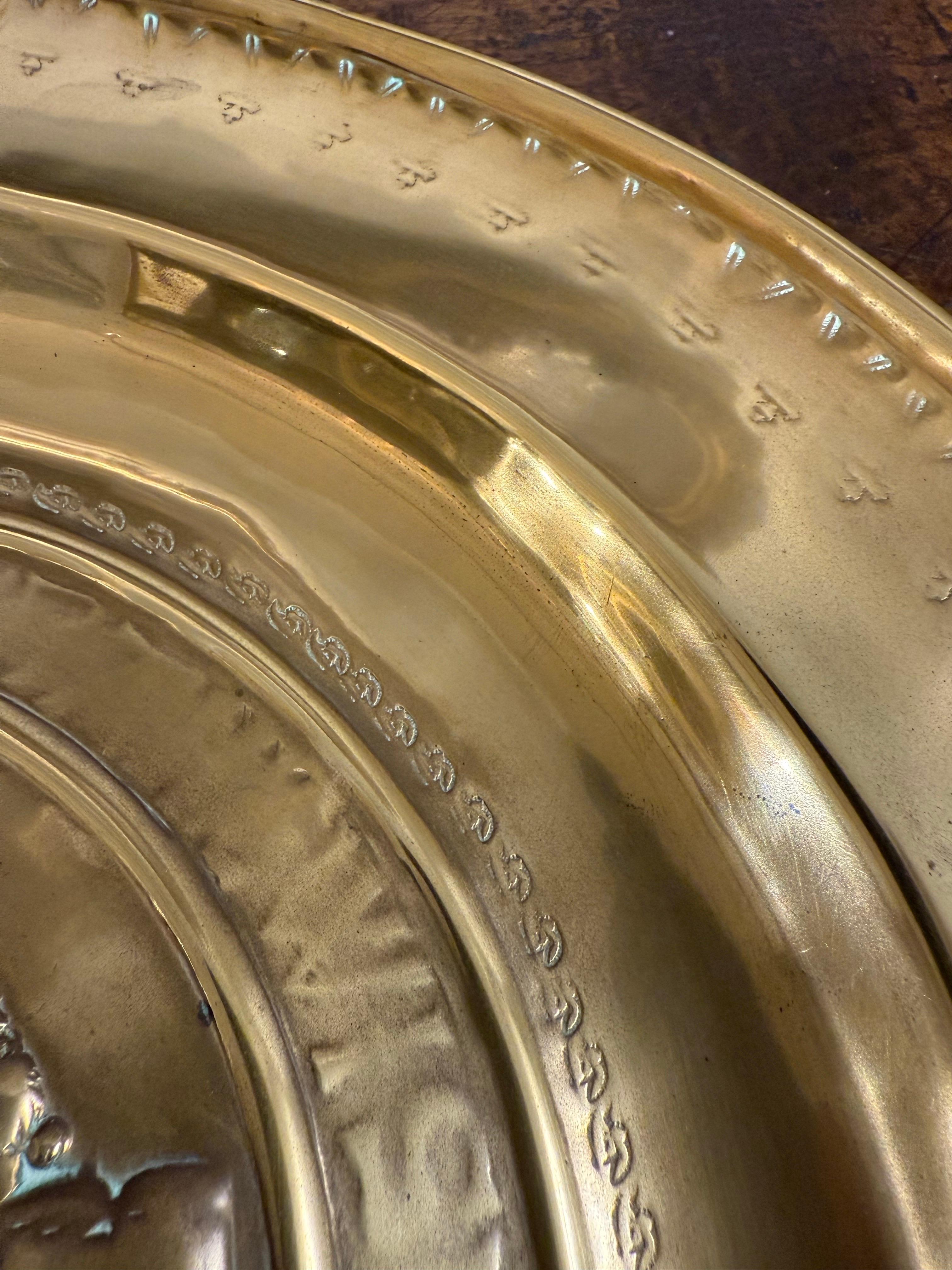 Eine deutsche Almosenschale mit Repousse aus Messing, 17. (18. Jahrhundert und früher) im Angebot