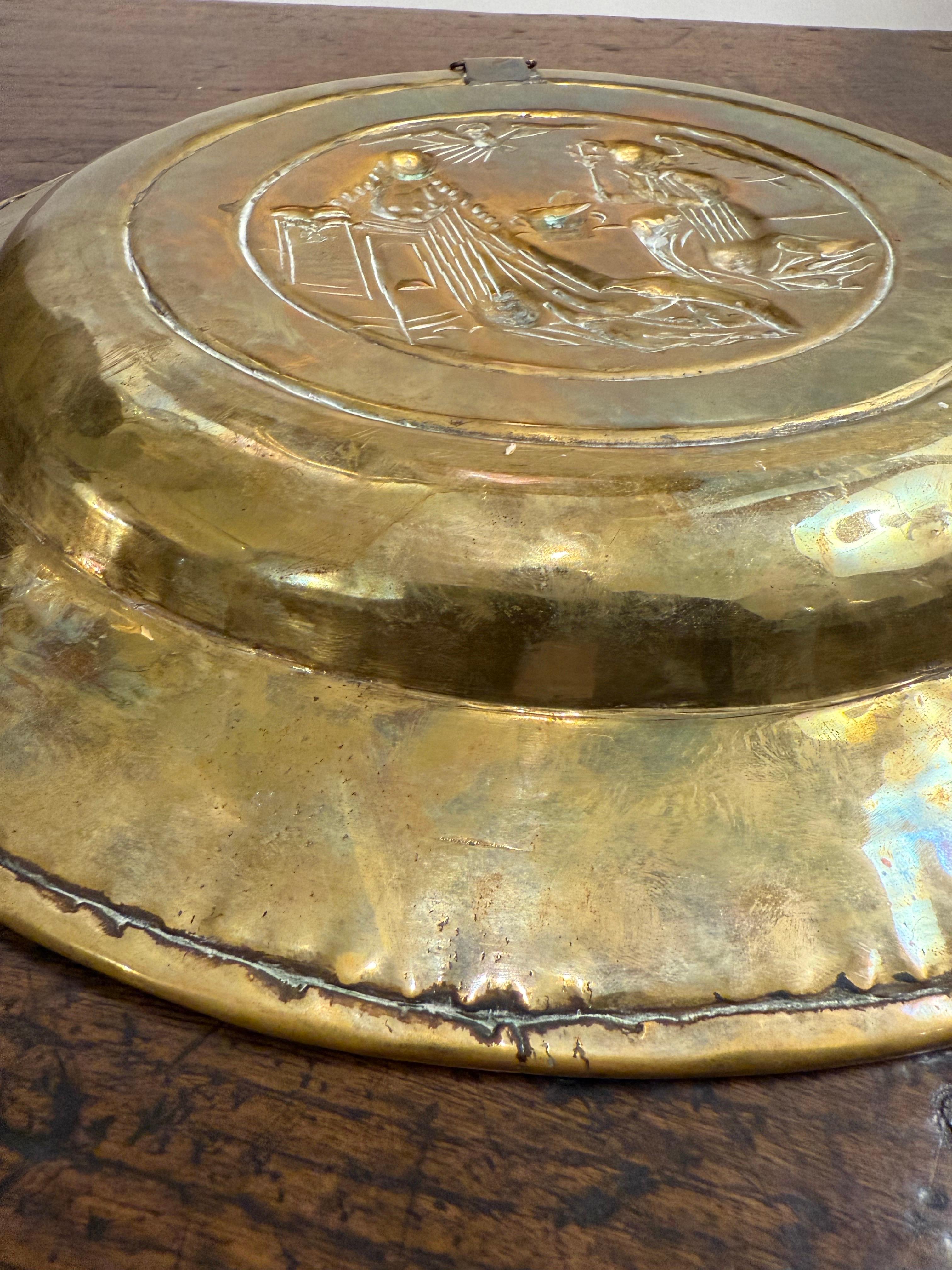 Eine deutsche Almosenschale mit Repousse aus Messing, 17. im Angebot 1