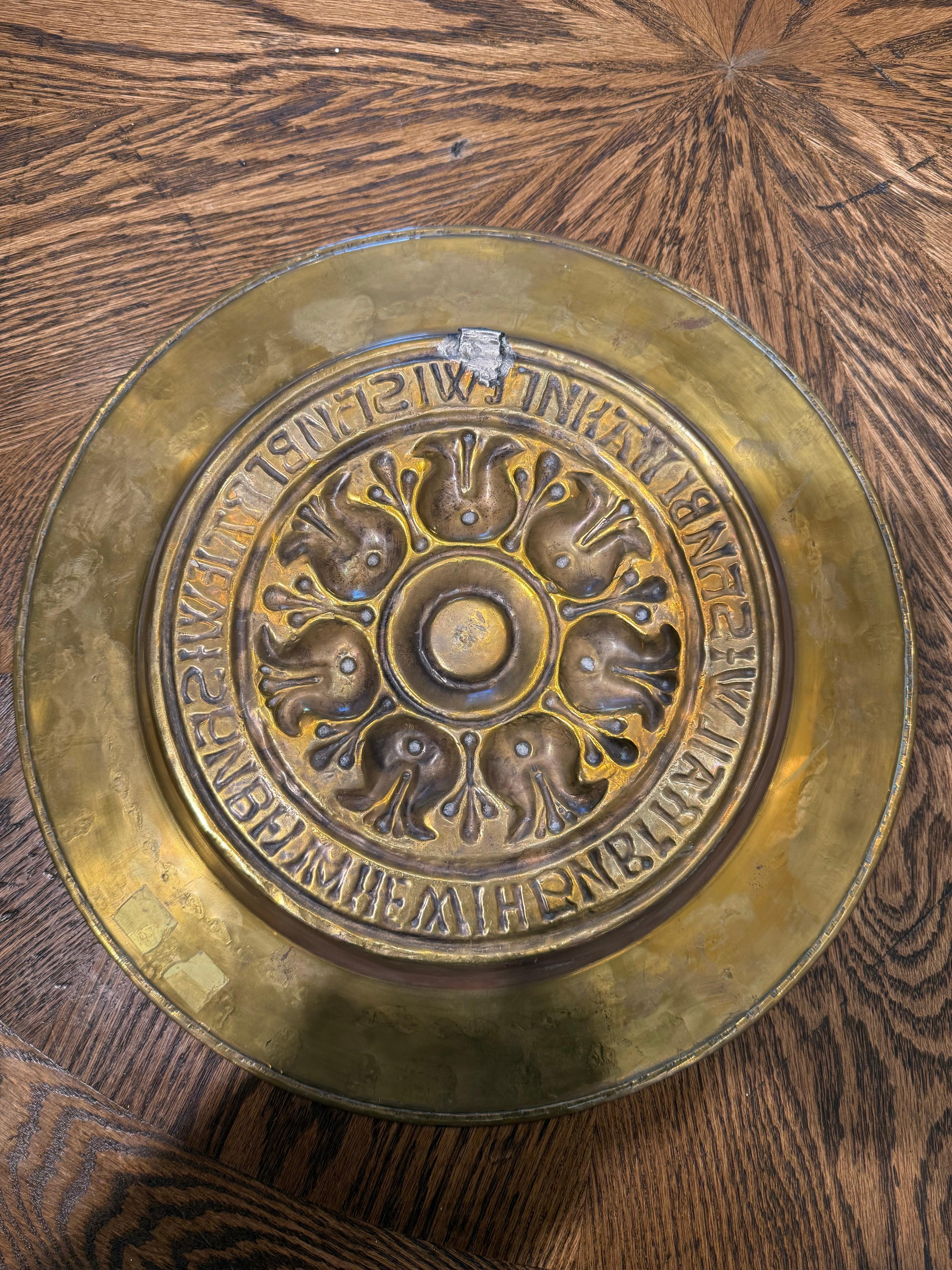 Eine deutsche Almosenschale mit Repousse aus Messing, 17. im Angebot 2