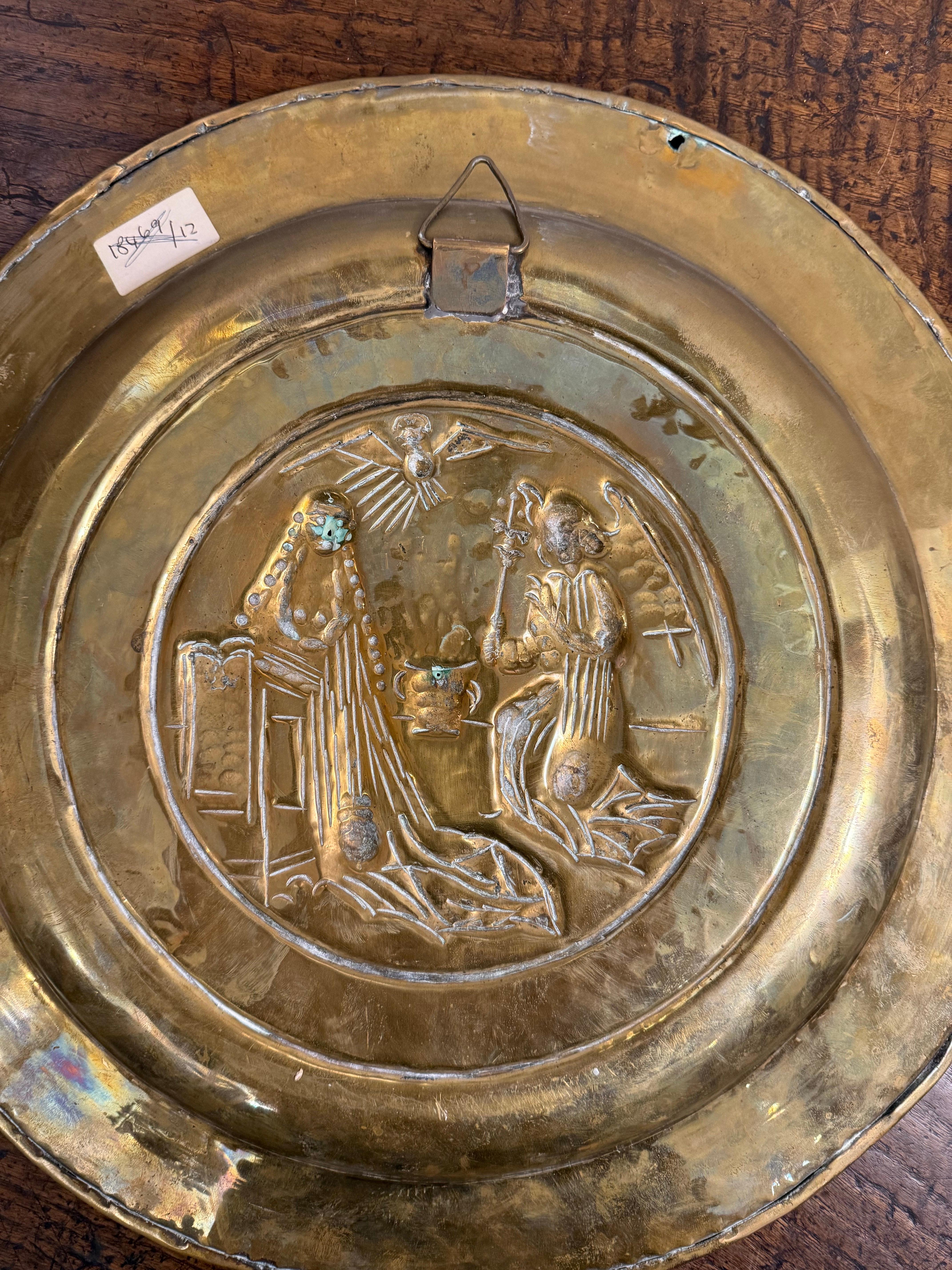 Eine deutsche Almosenschale mit Repousse aus Messing, 17. im Angebot 2