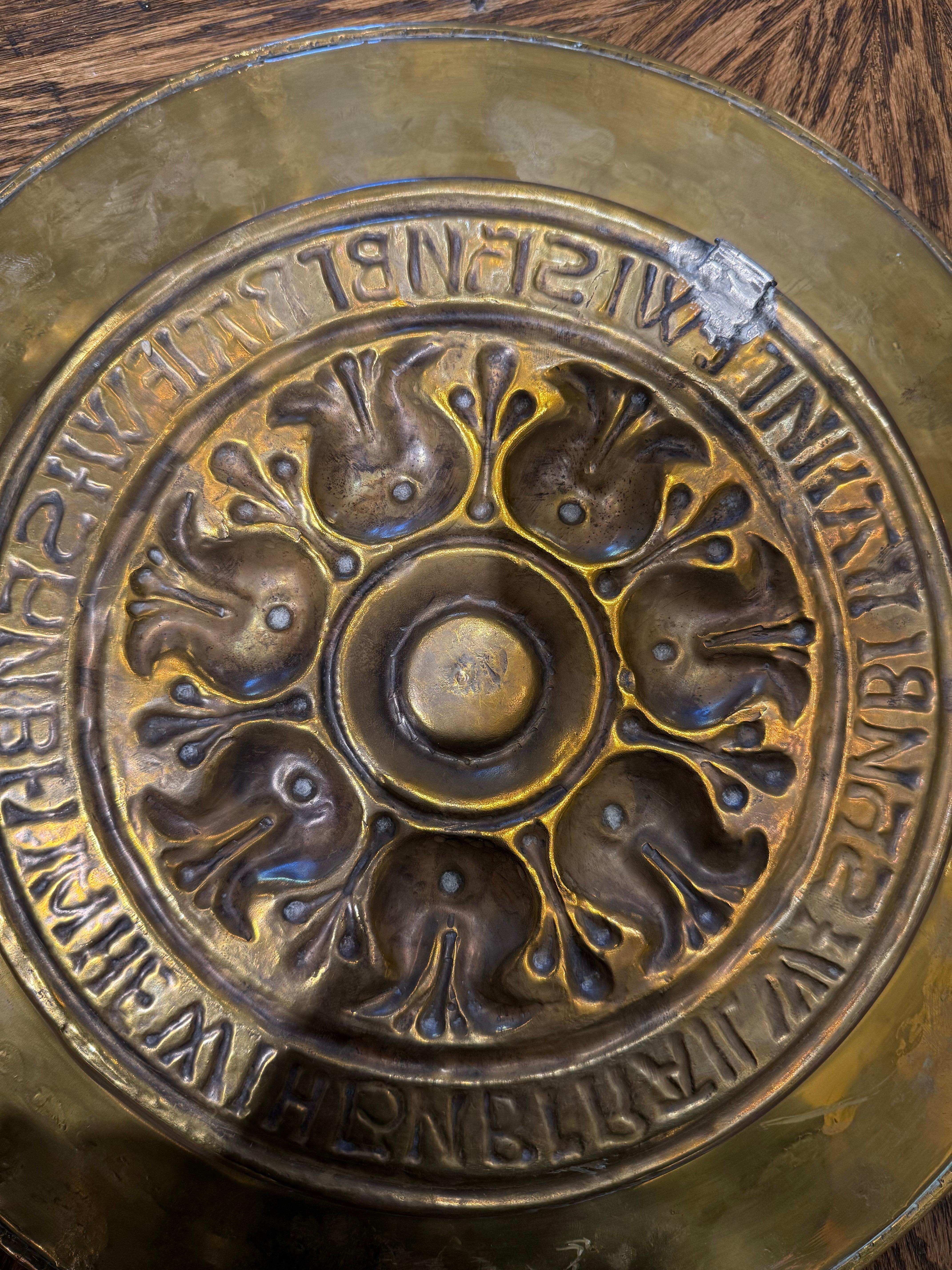 Eine deutsche Almosenschale mit Repousse aus Messing, 17. im Angebot 3