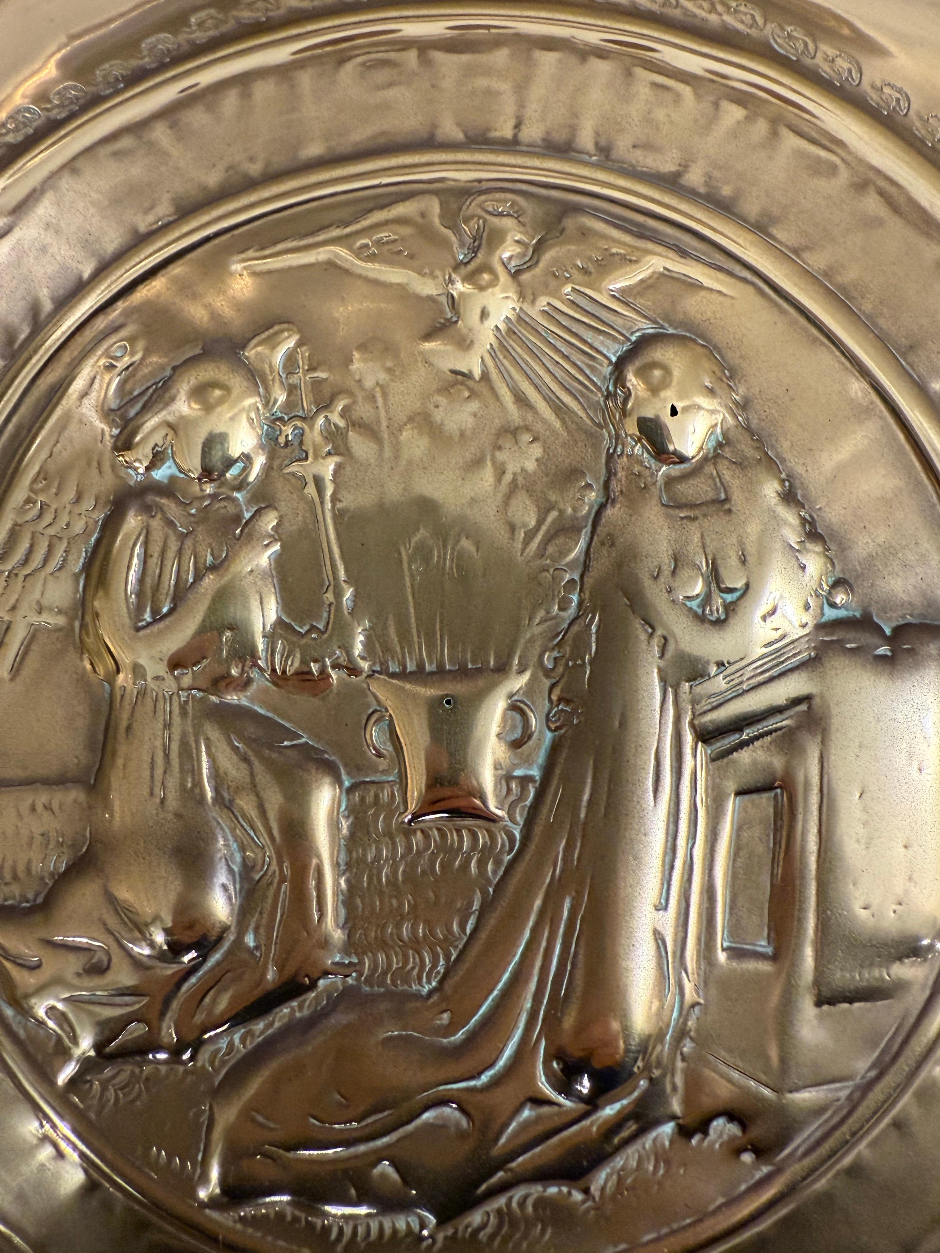 Eine deutsche Almosenschale mit Repousse aus Messing, 17. im Angebot 3