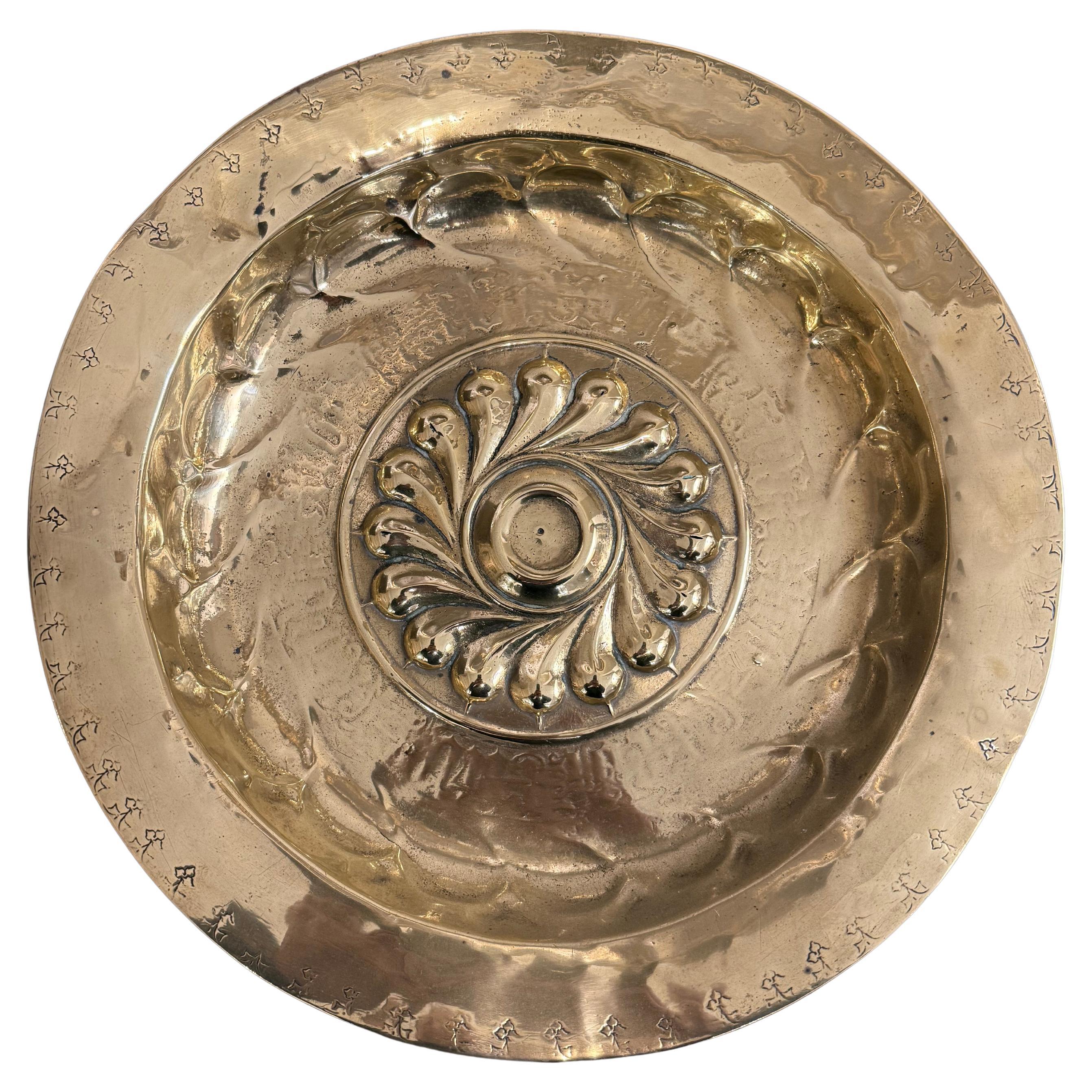 Eine deutsche Almosenschale mit Repousse aus Messing, 17.