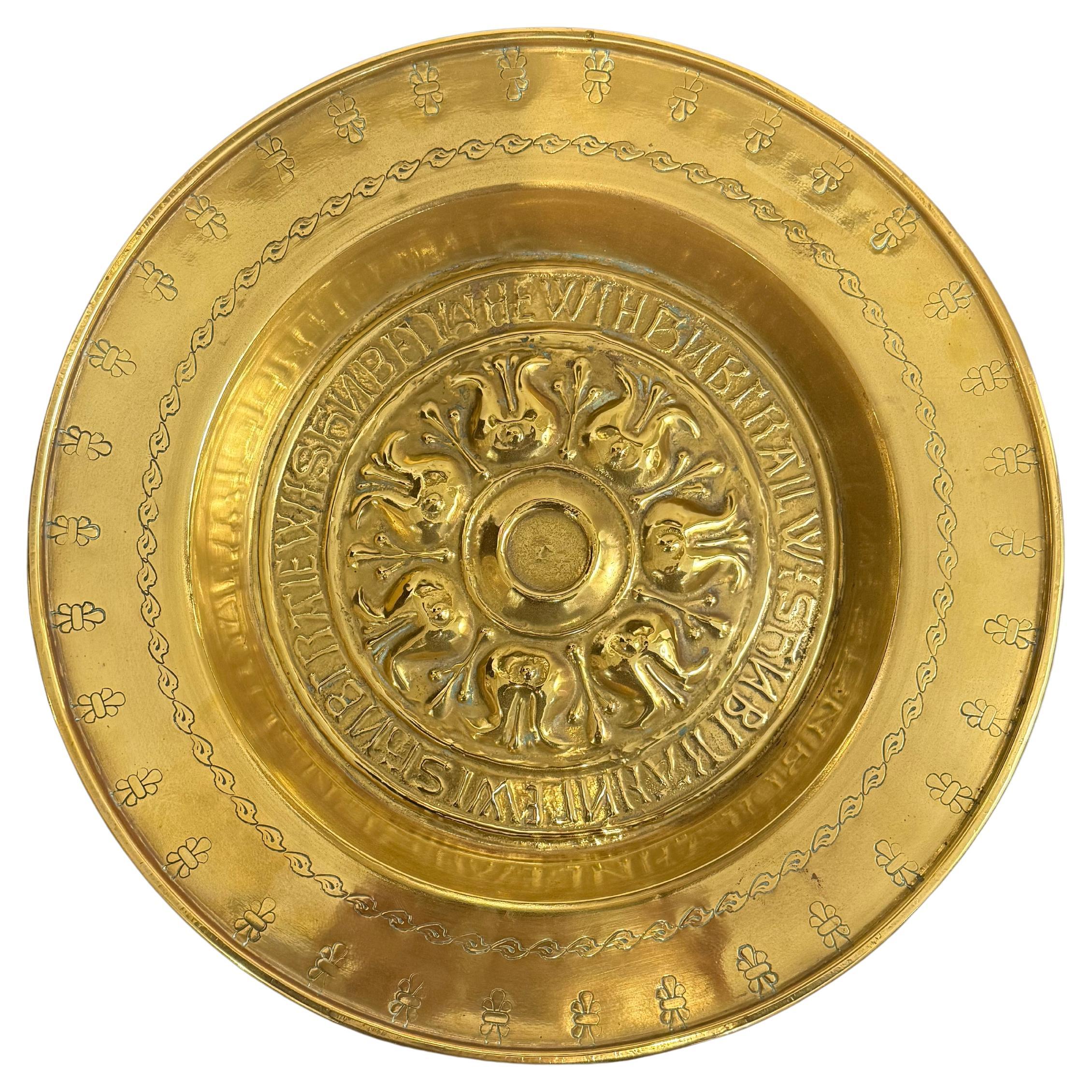 Eine deutsche Almosenschale mit Repousse aus Messing, 17. im Angebot