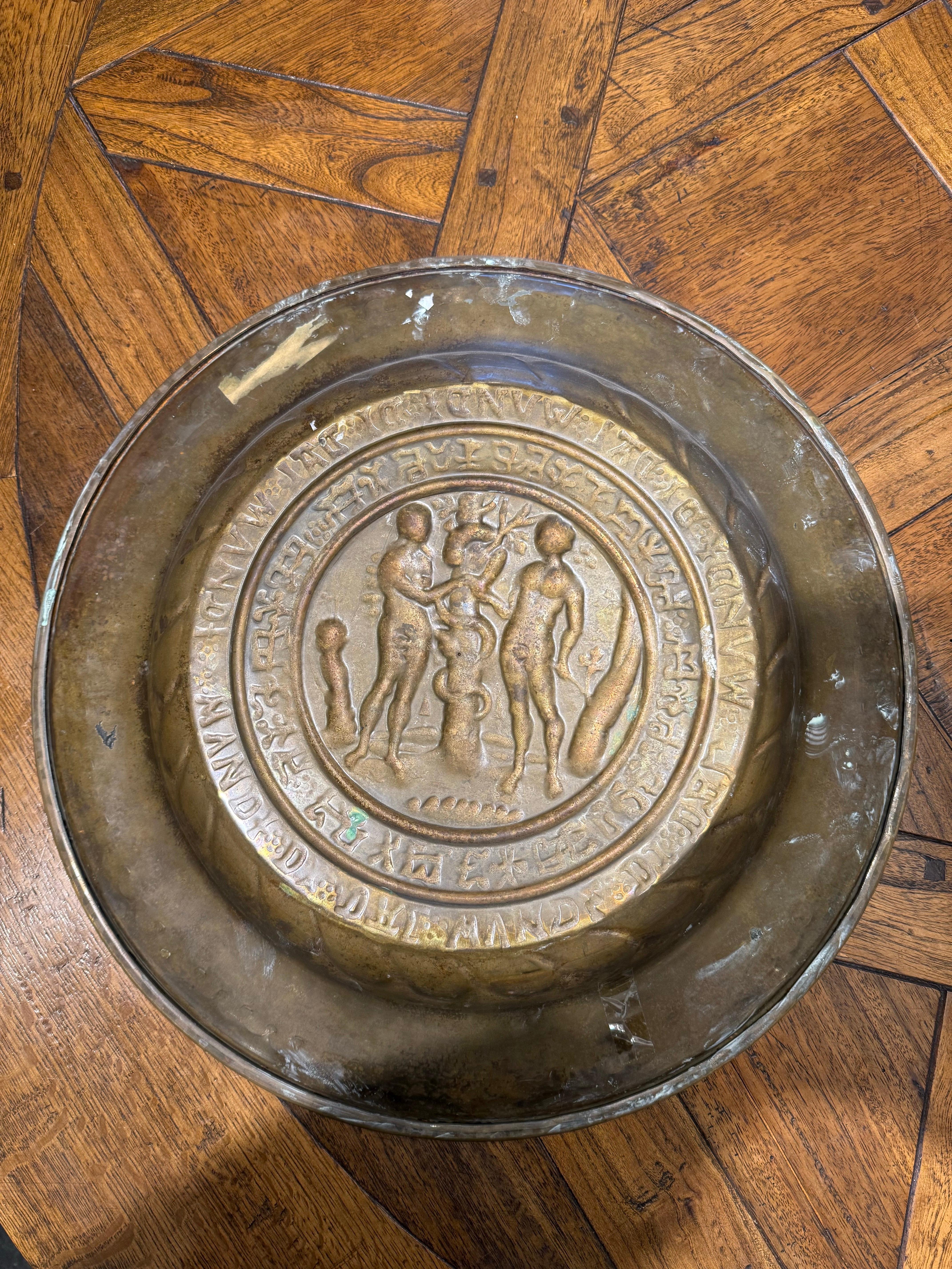 Aumône allemande en laiton repoussé, 19e siècle en vente 4