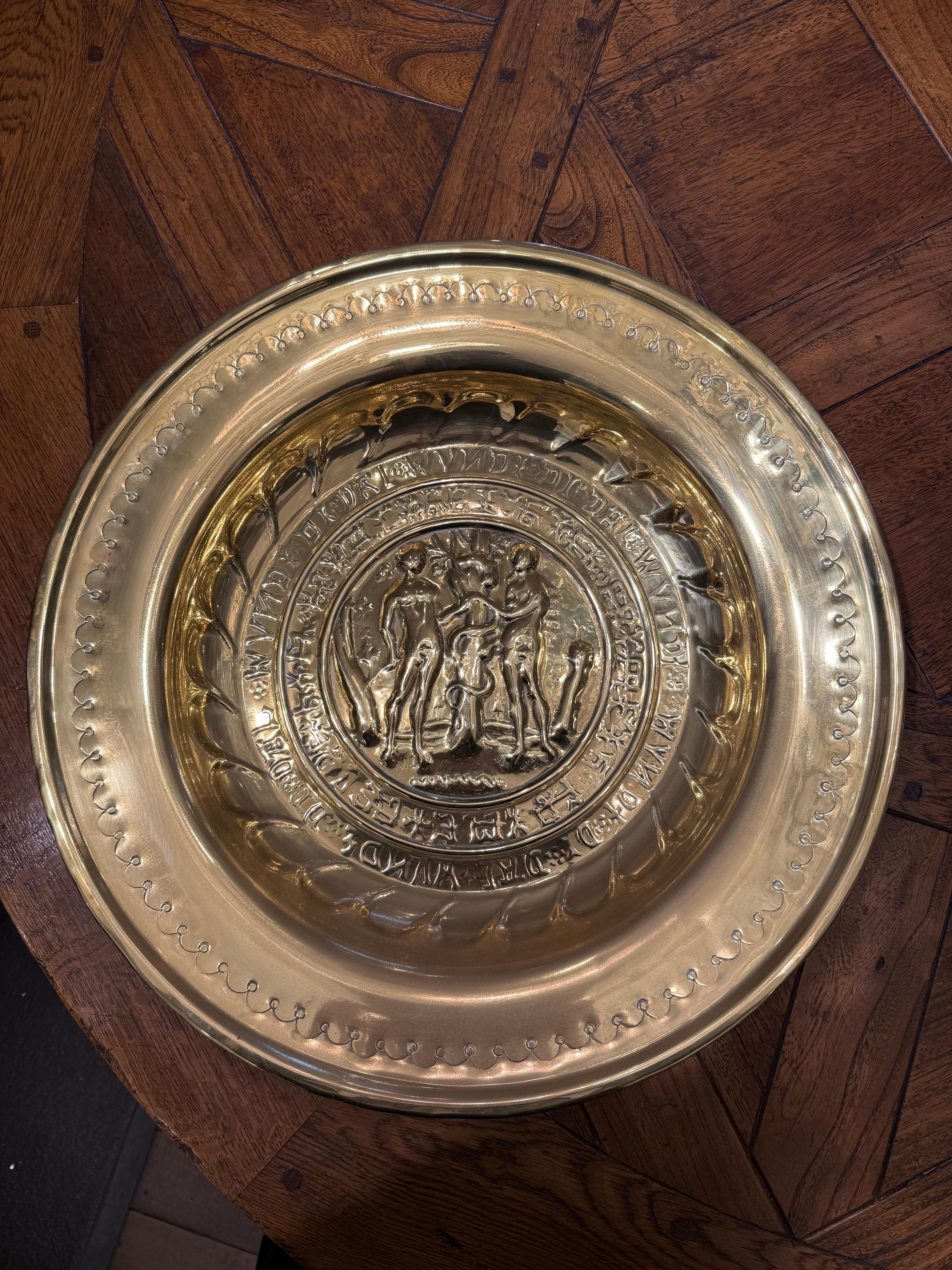 Aumône allemande en laiton repoussé, 19e siècle

Origine et fonction :
Ces plats en laiton étaient principalement fabriqués à Nuremberg, en Allemagne, et étaient à l'origine des couverts séculaires utilisés par les riches pour les repas ou pour se