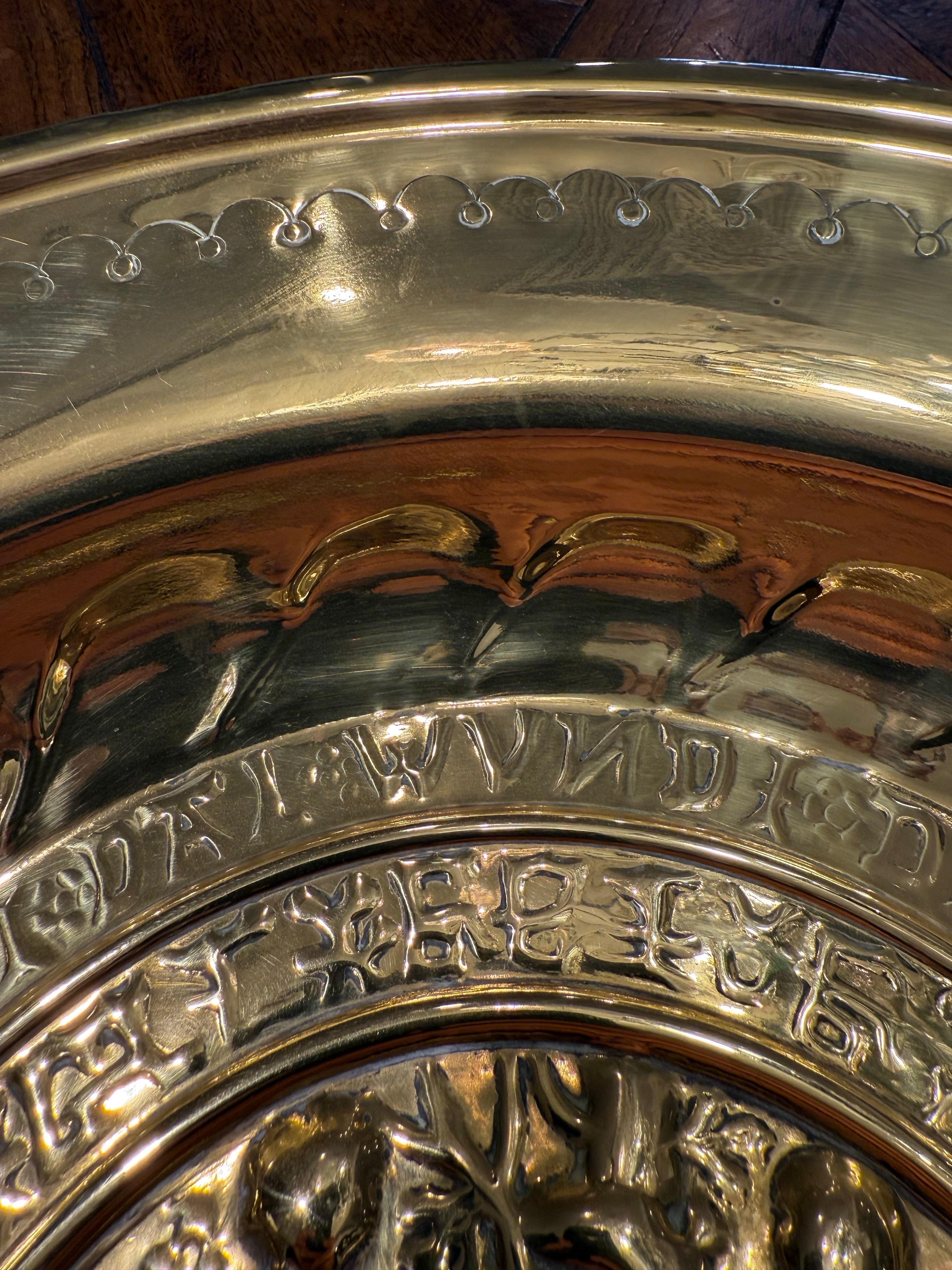XIXe siècle Aumône allemande en laiton repoussé, 19e siècle en vente