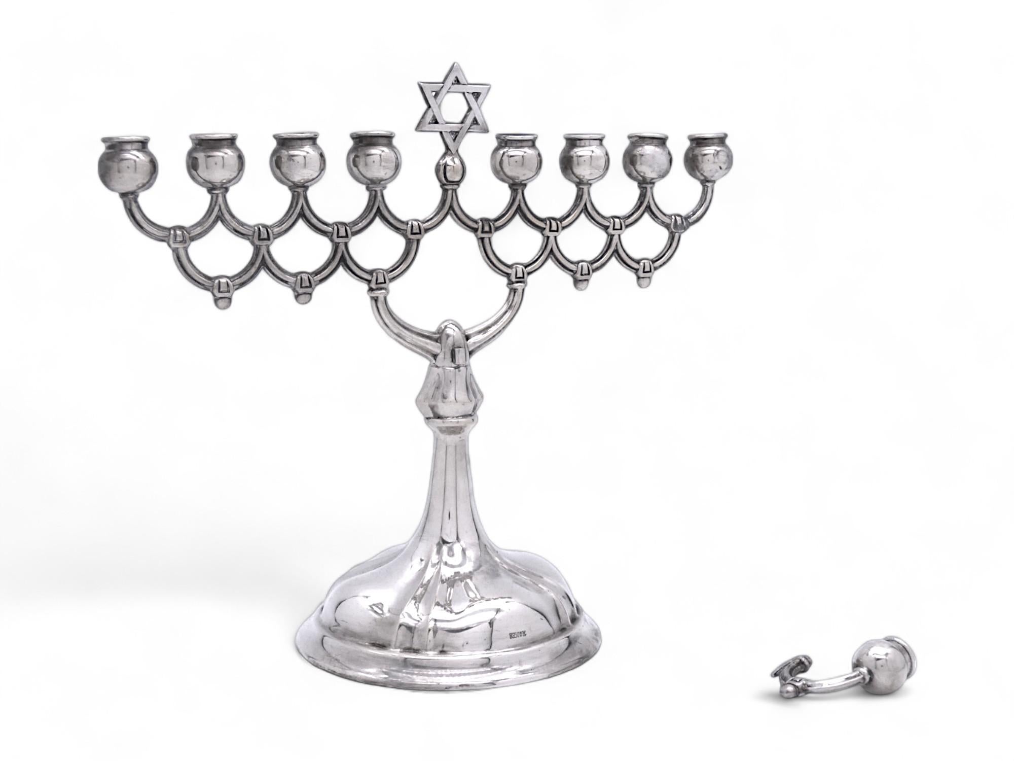 Menorah de Hannukah de plata alemana de Emil Hermann, hacia 1920 en Bueno Estado en New York, NY