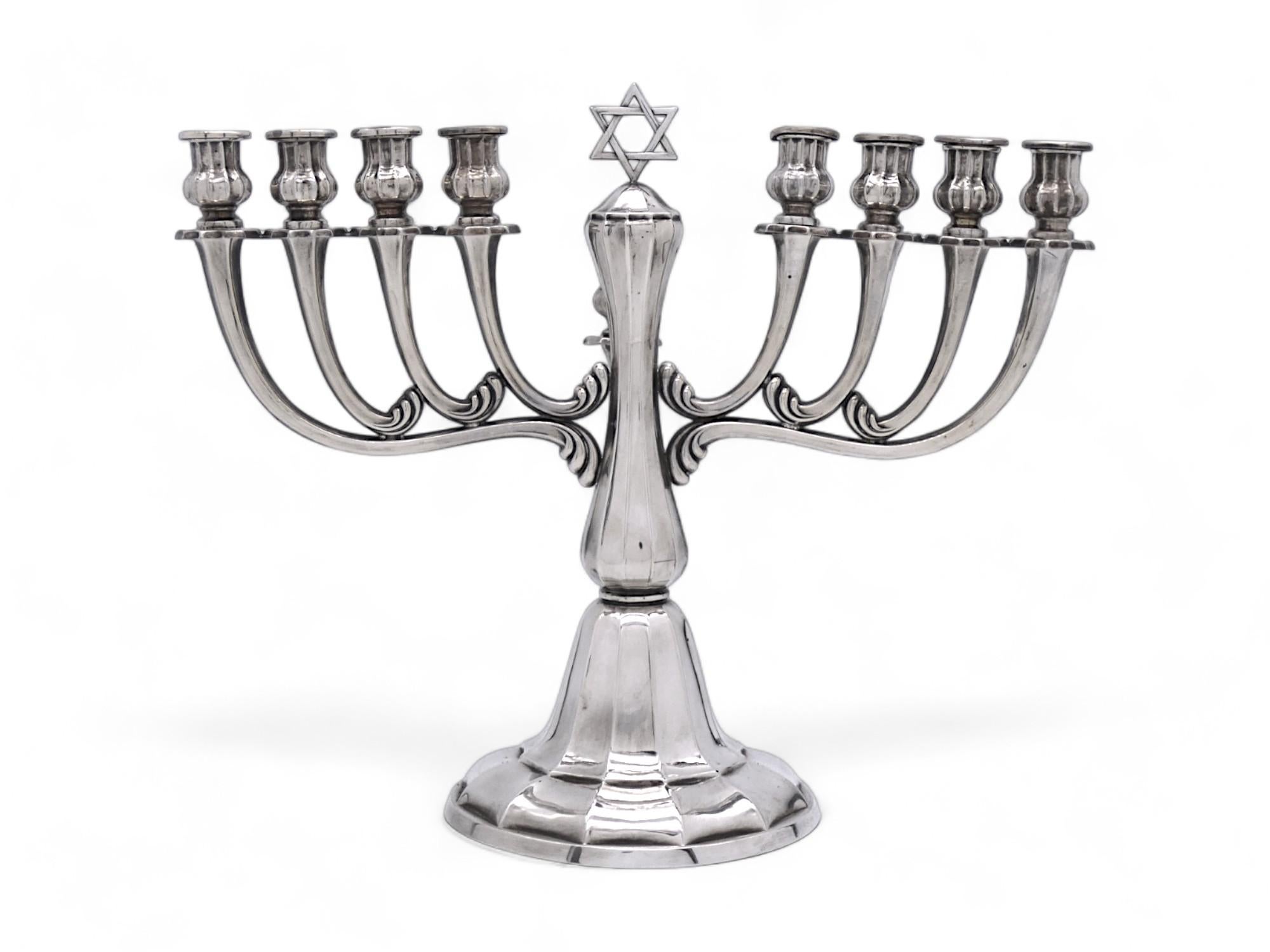 Menorah di Hannukah in argento di Gayer & Krauss, 1920 circa In condizioni buone in vendita a New York, NY