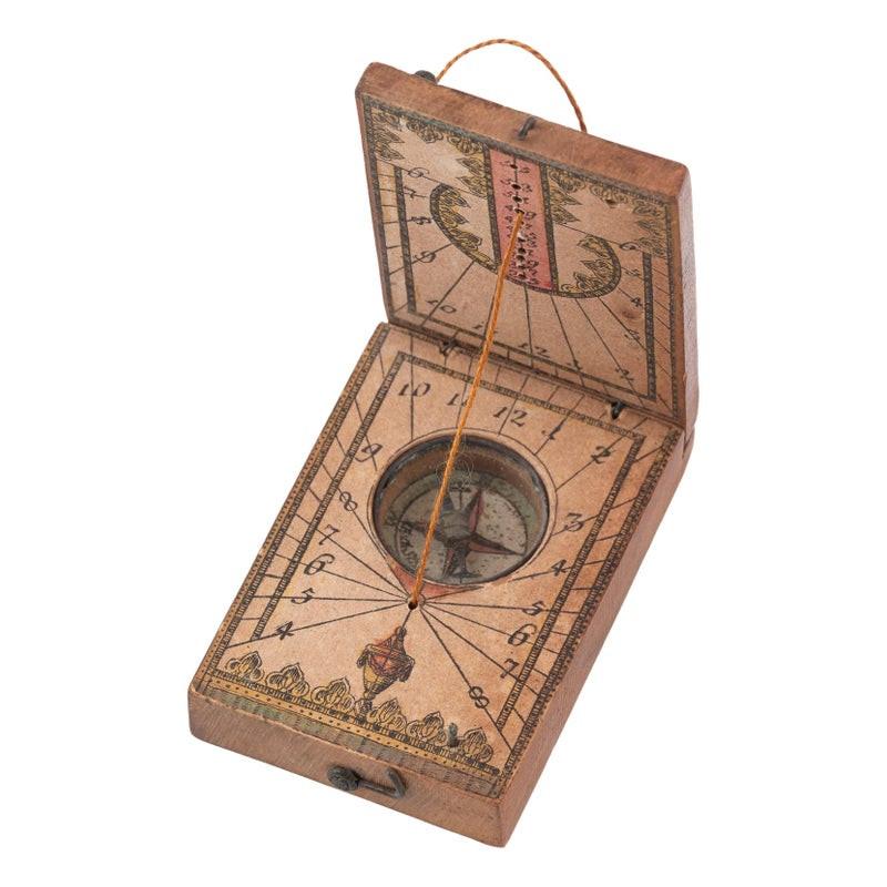 Neoclassico A German Stockert Pattern Fruitwood Diptych Pattern Pocket Sundial in vendita