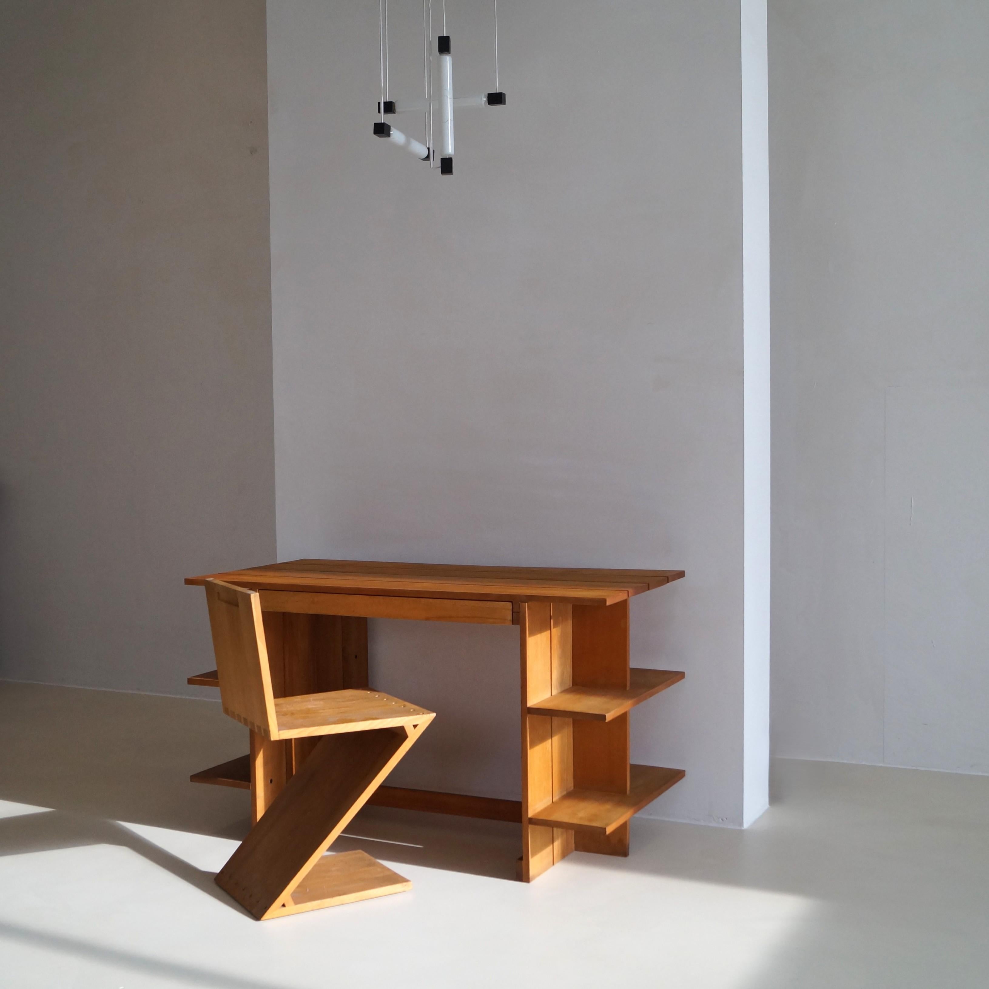 Un bureau Gerrit Rietveld, fabriqué par Cassina, 1970 3
