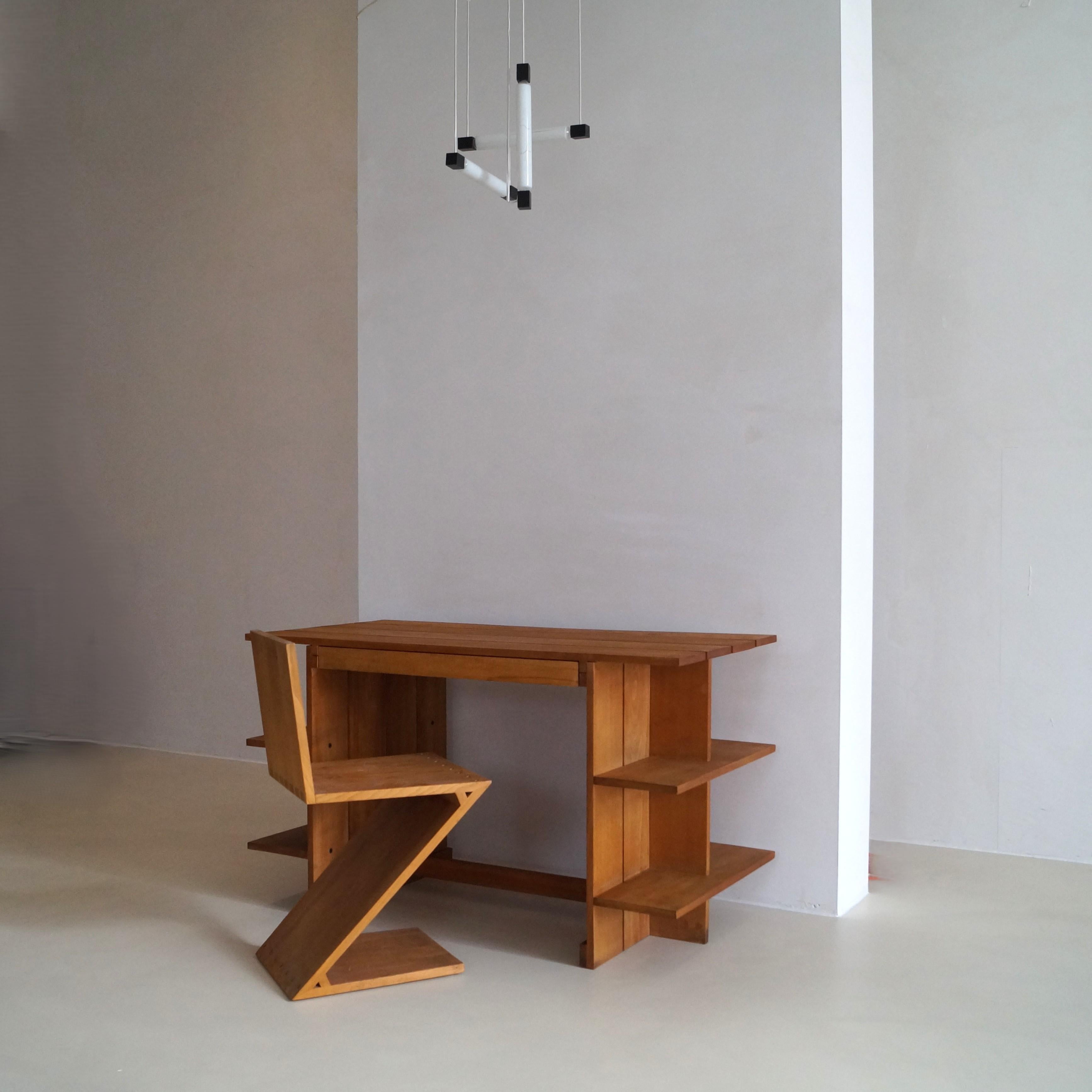 Un bureau Gerrit Rietveld, fabriqué par Cassina, 1970 4