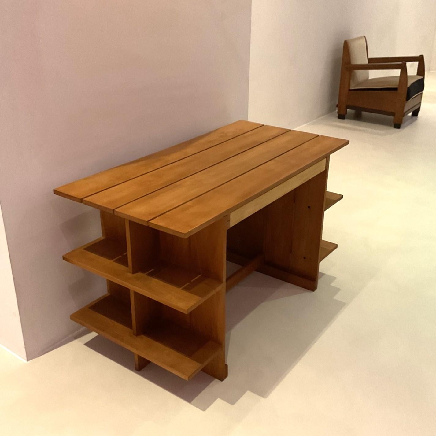Un bureau Gerrit Rietveld, fabriqué par Cassina, 1970 9