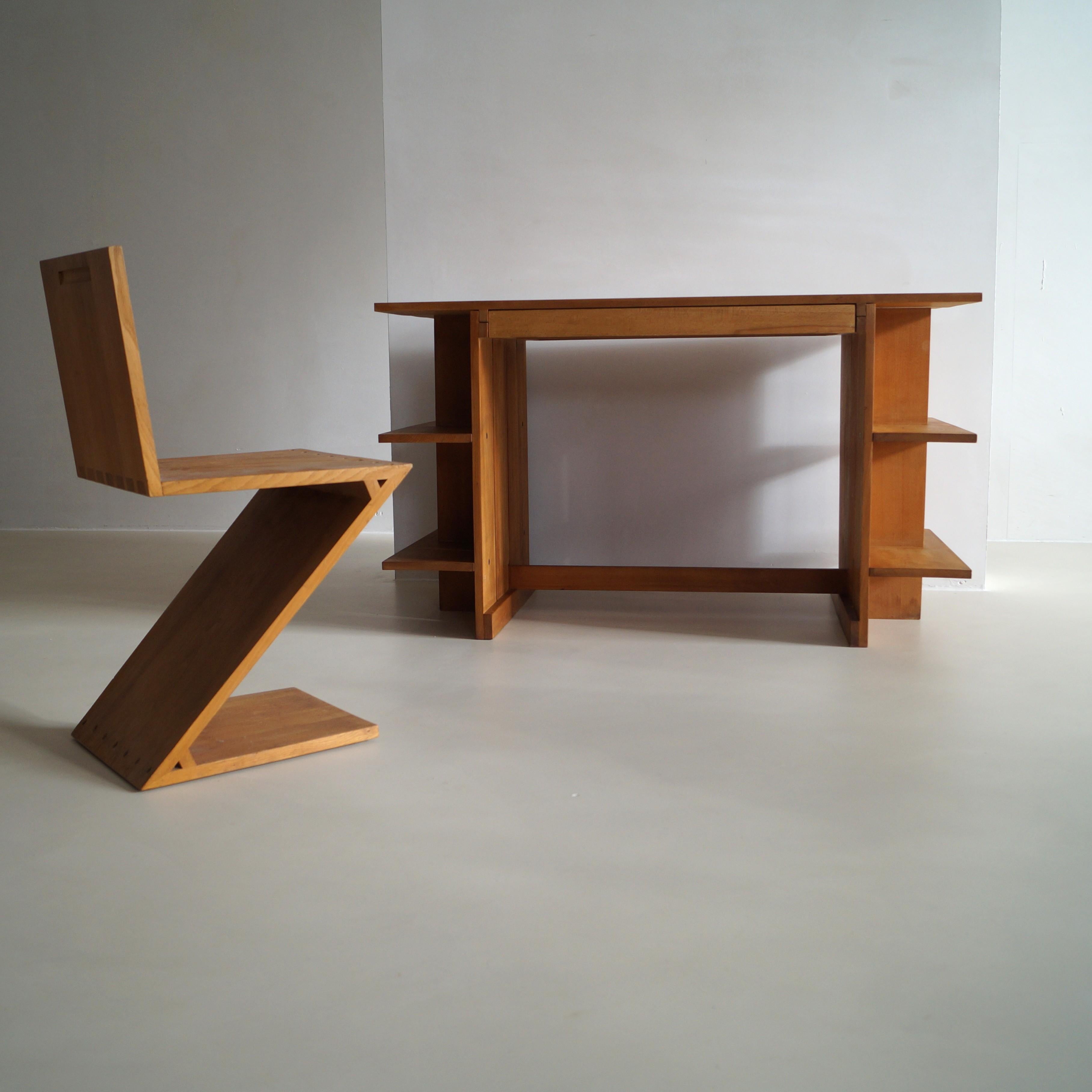 Bureau vintage en forme de caisse Rietveld par Cassina, années 1970. Si un bureau original de Gerrit Rietveld datant des années 1930 est extrêmement difficile à trouver, un bureau de Cassina est lui aussi très rare. Il n'y en a pas eu beaucoup et il