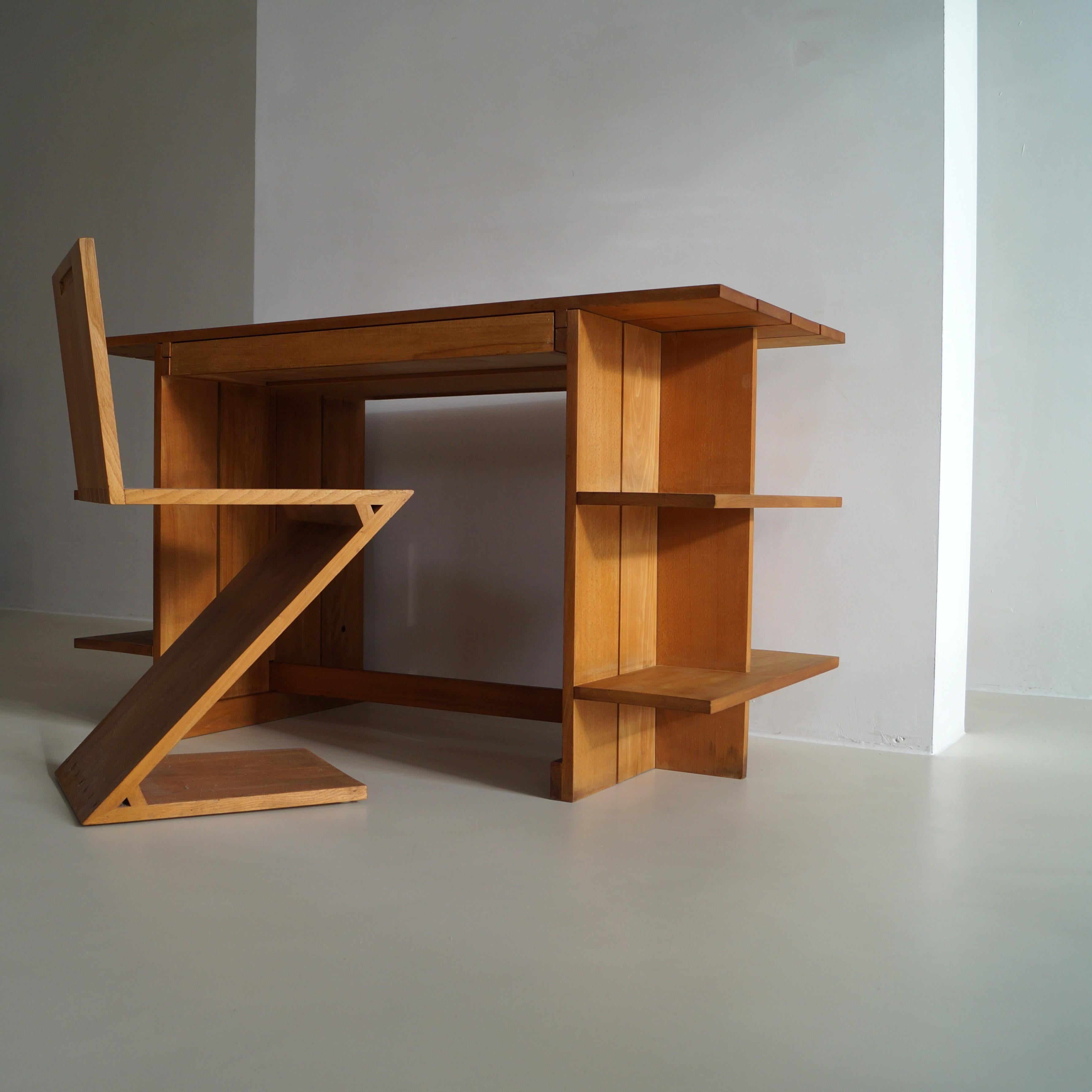 De Stijl Un bureau Gerrit Rietveld, fabriqué par Cassina, 1970