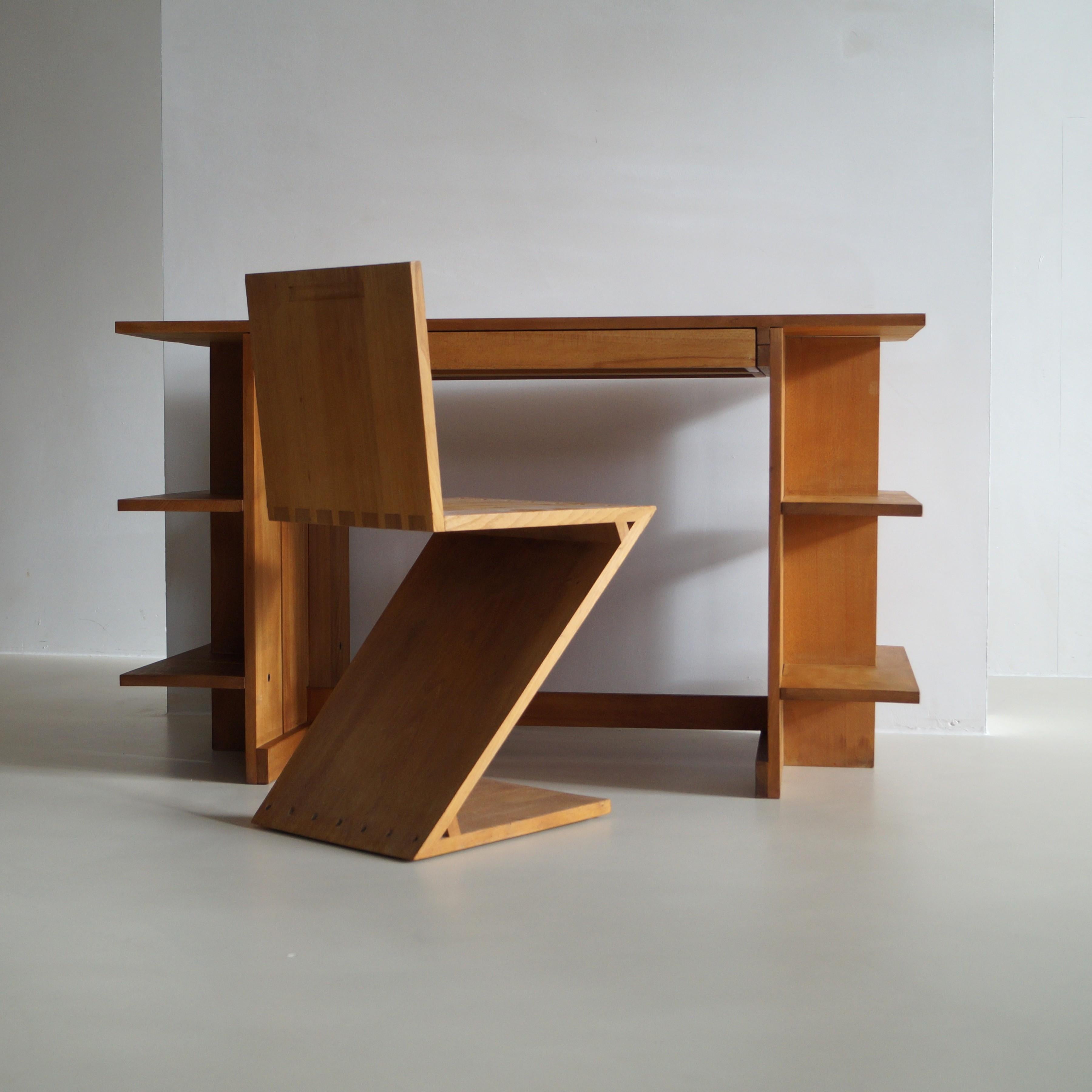Néerlandais Un bureau Gerrit Rietveld, fabriqué par Cassina, 1970