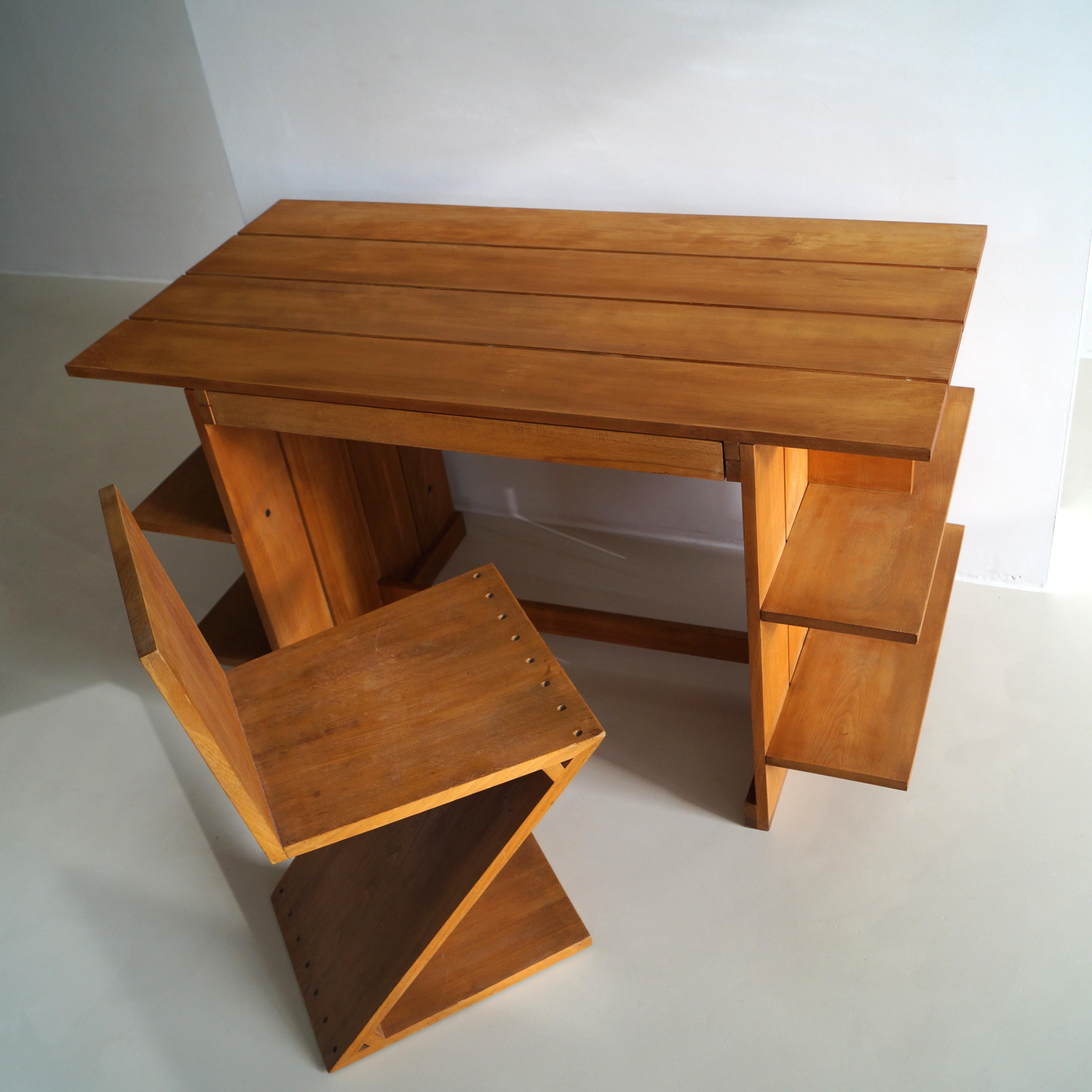 Un bureau Gerrit Rietveld, fabriqué par Cassina, 1970 Bon état à EVERDINGEN, NL