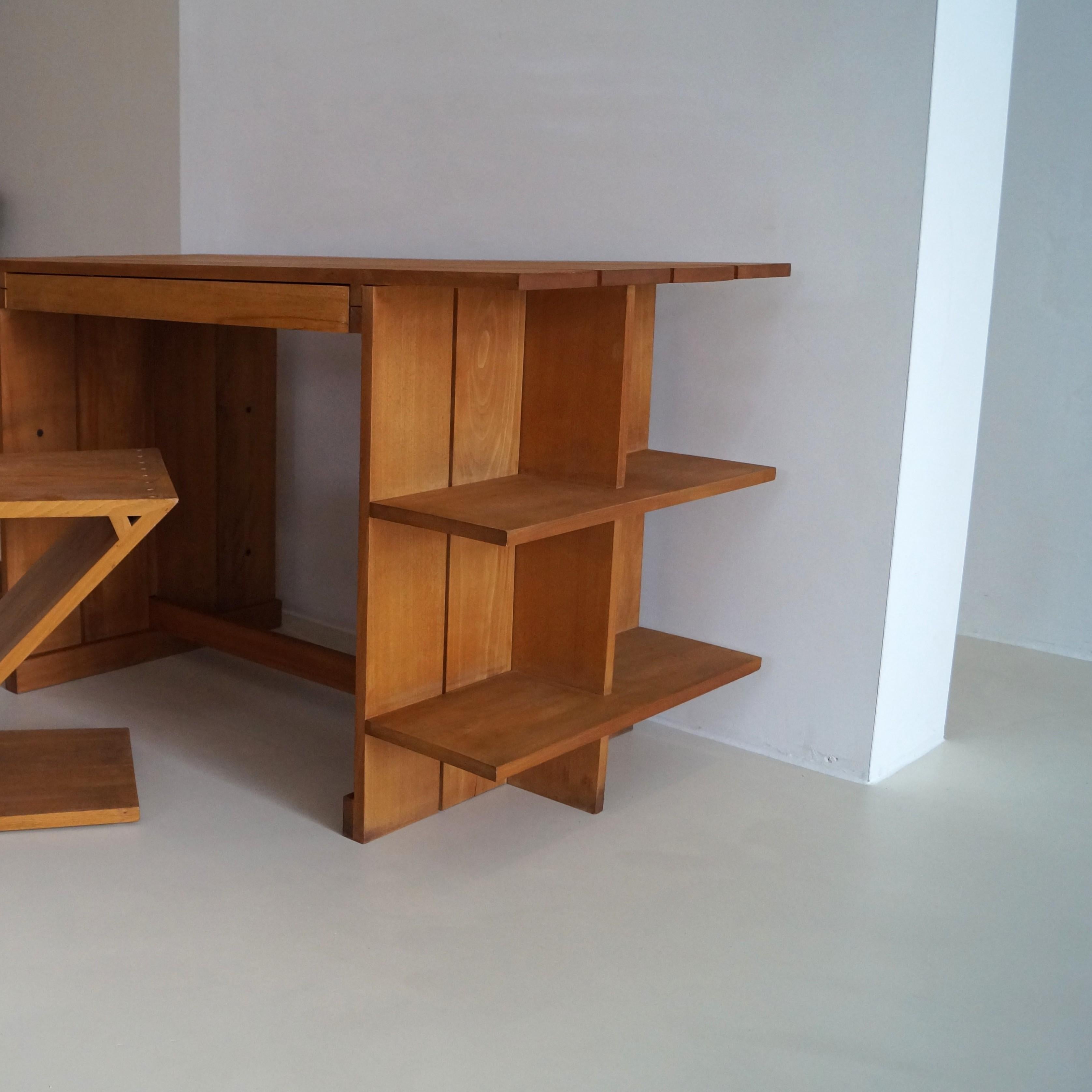 Cerise Un bureau Gerrit Rietveld, fabriqué par Cassina, 1970