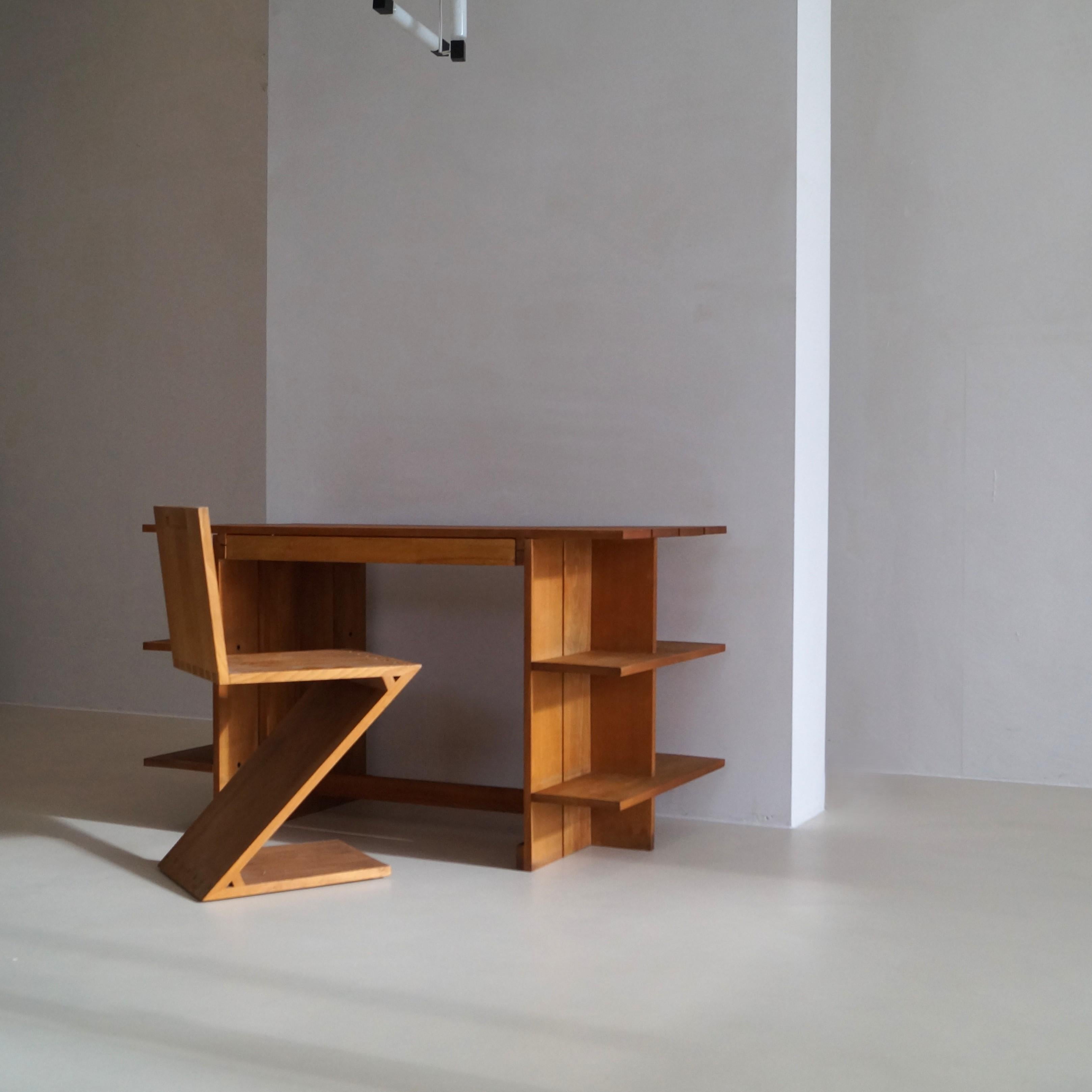 Un bureau Gerrit Rietveld, fabriqué par Cassina, 1970 1